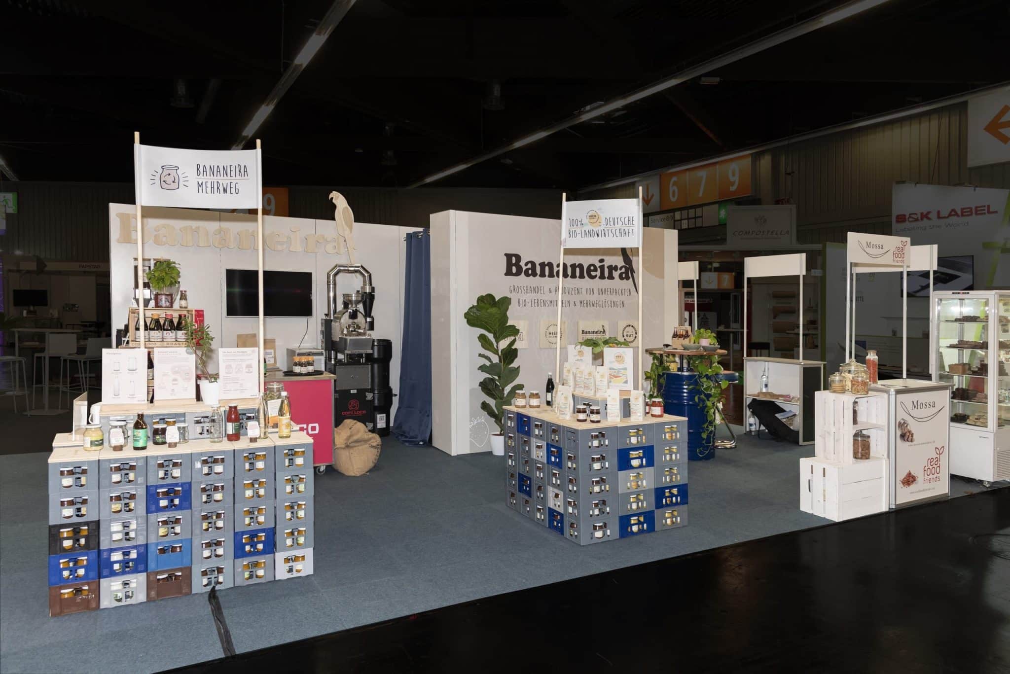Ausgestellter Messestand Bananeira mit Mehrweg-Produkten auf der Biofach in Nürnberg – kreativer Messebau Nürnberg.