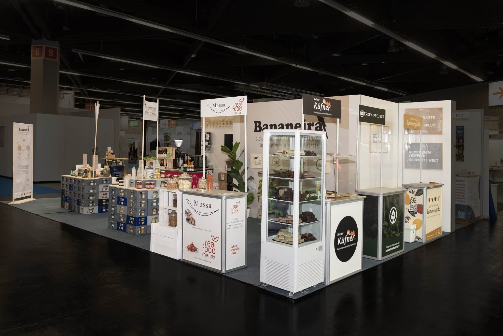 Moderner Messestand von Bananeira und Partnern auf der Biofach in Nürnberg – nachhaltige Produkte im professionellen Messebau Nürnberg präsentiert.