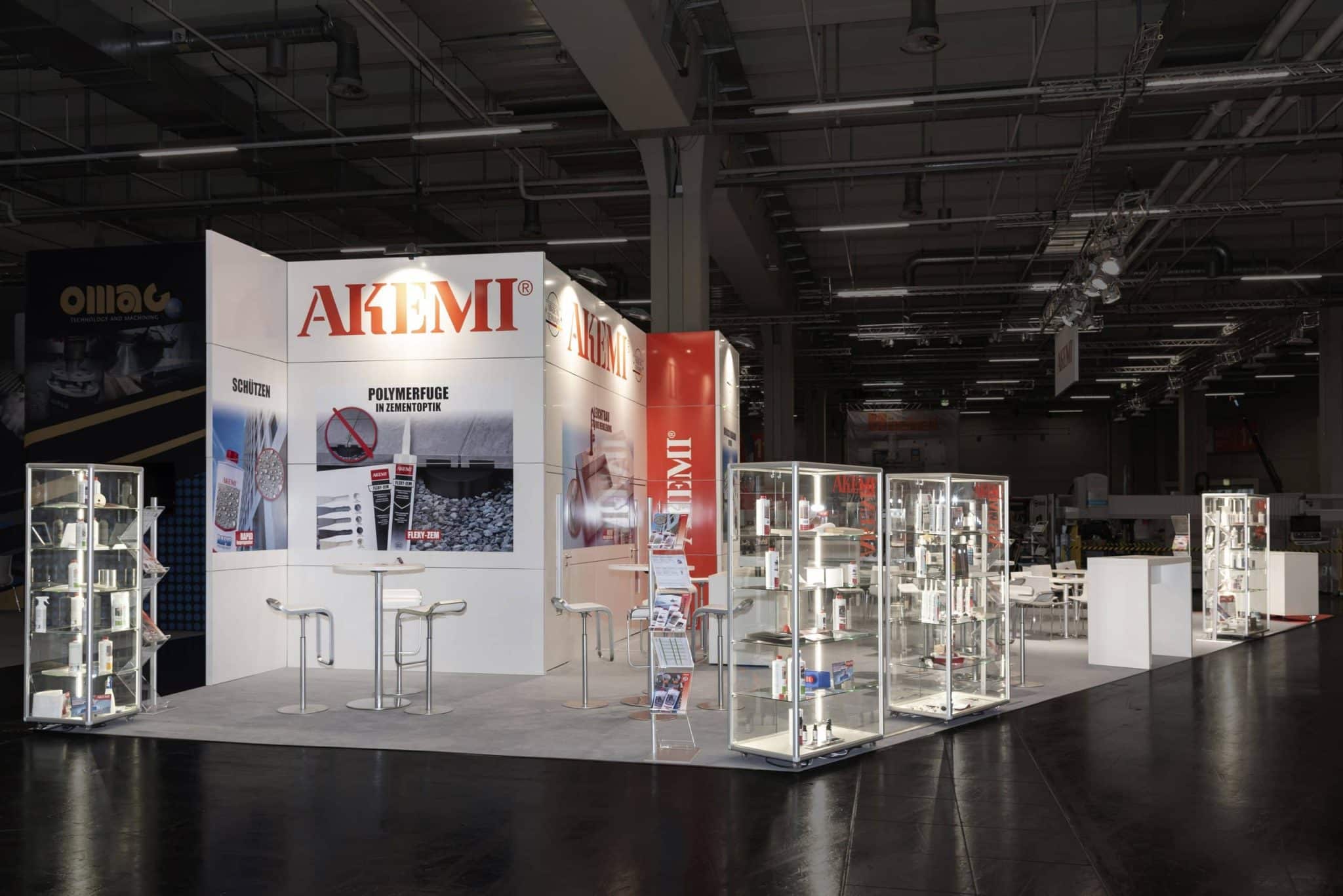 Moderne AKEMI Exponatinszenierung auf großem Messebau Nürnberg