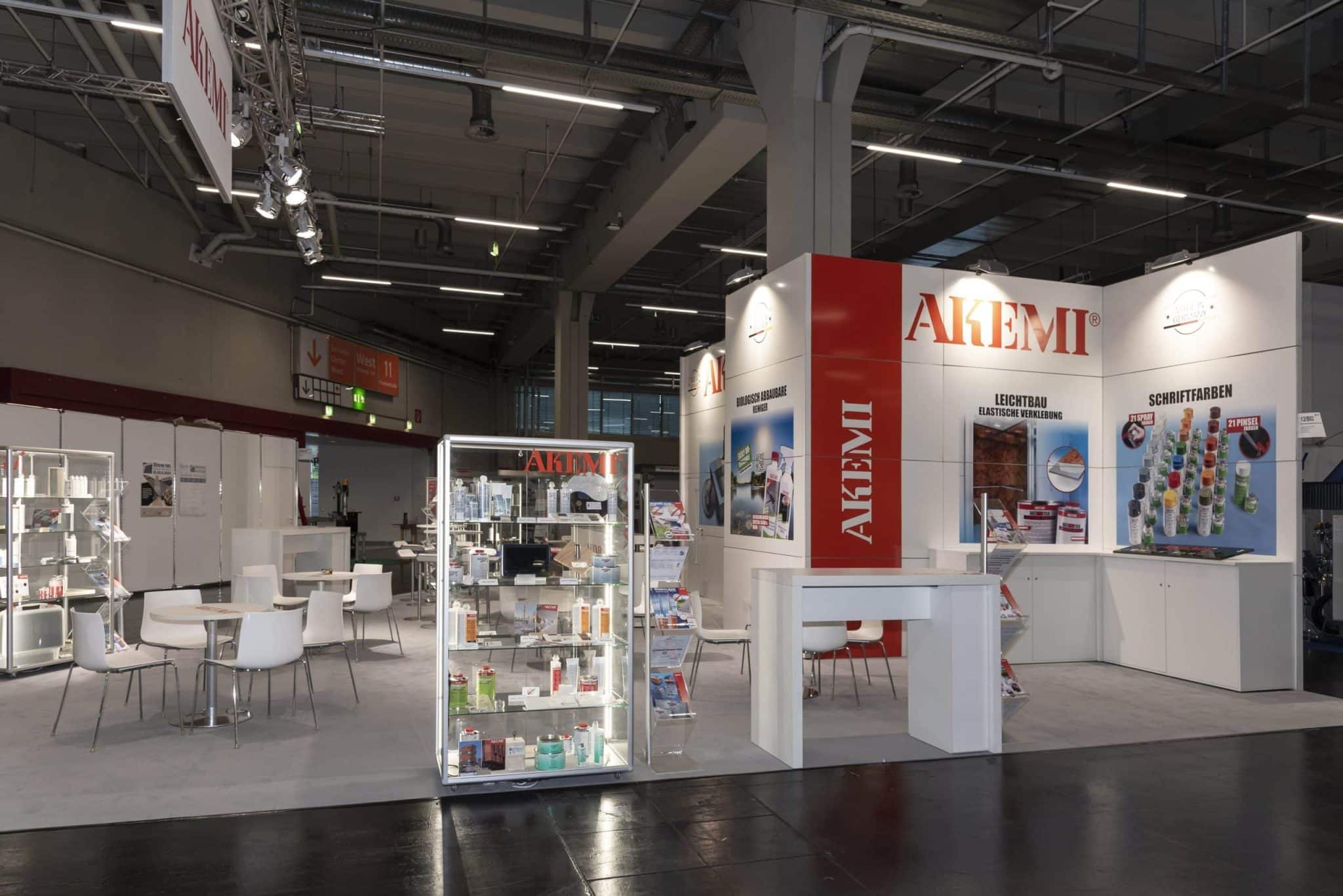 Großflächige AKEMI Produktausstellung auf Messebau Stone Tec Nürnberg