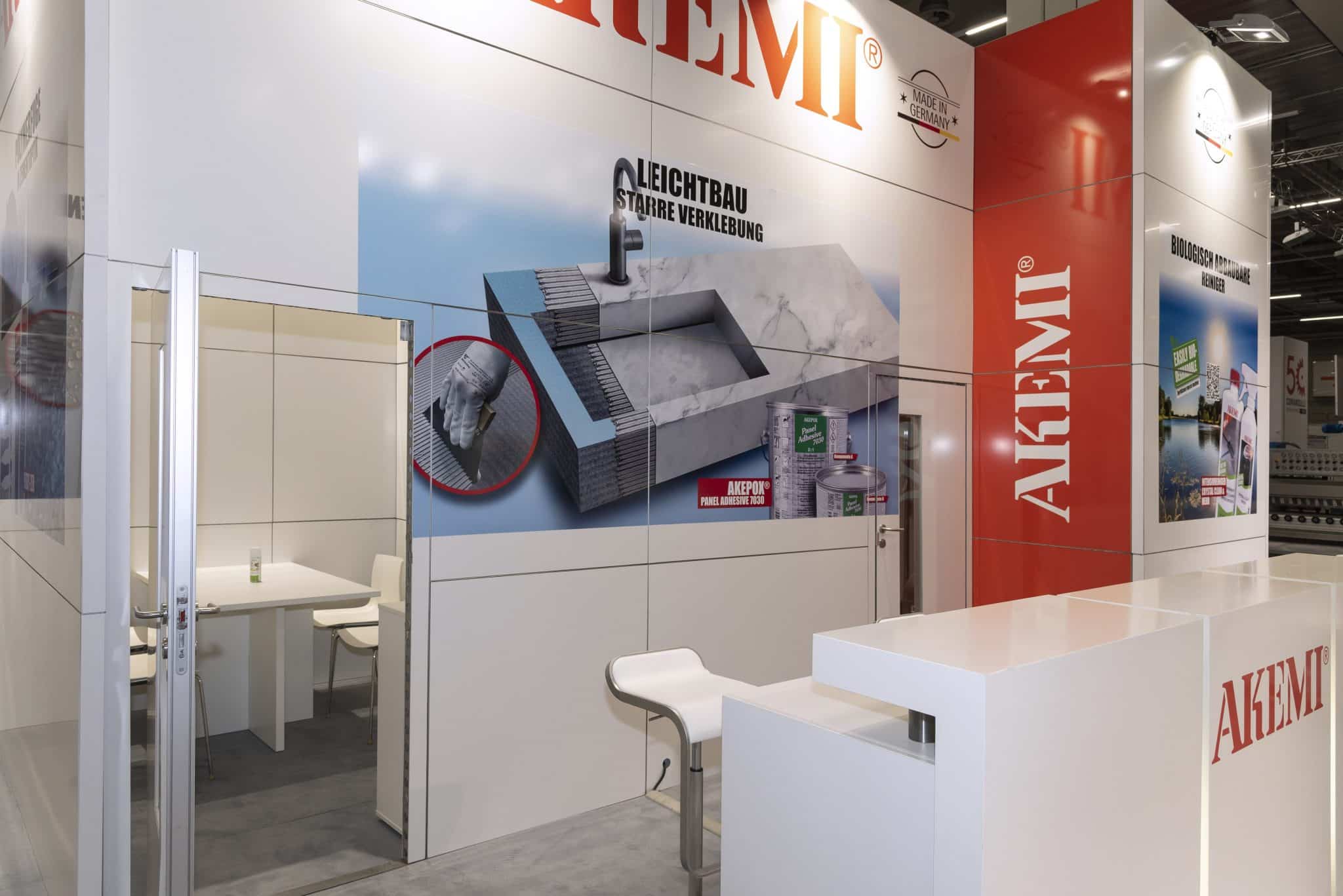 AKEMI Produktpräsentation auf großem Messebau Stone Tec Nürnberg