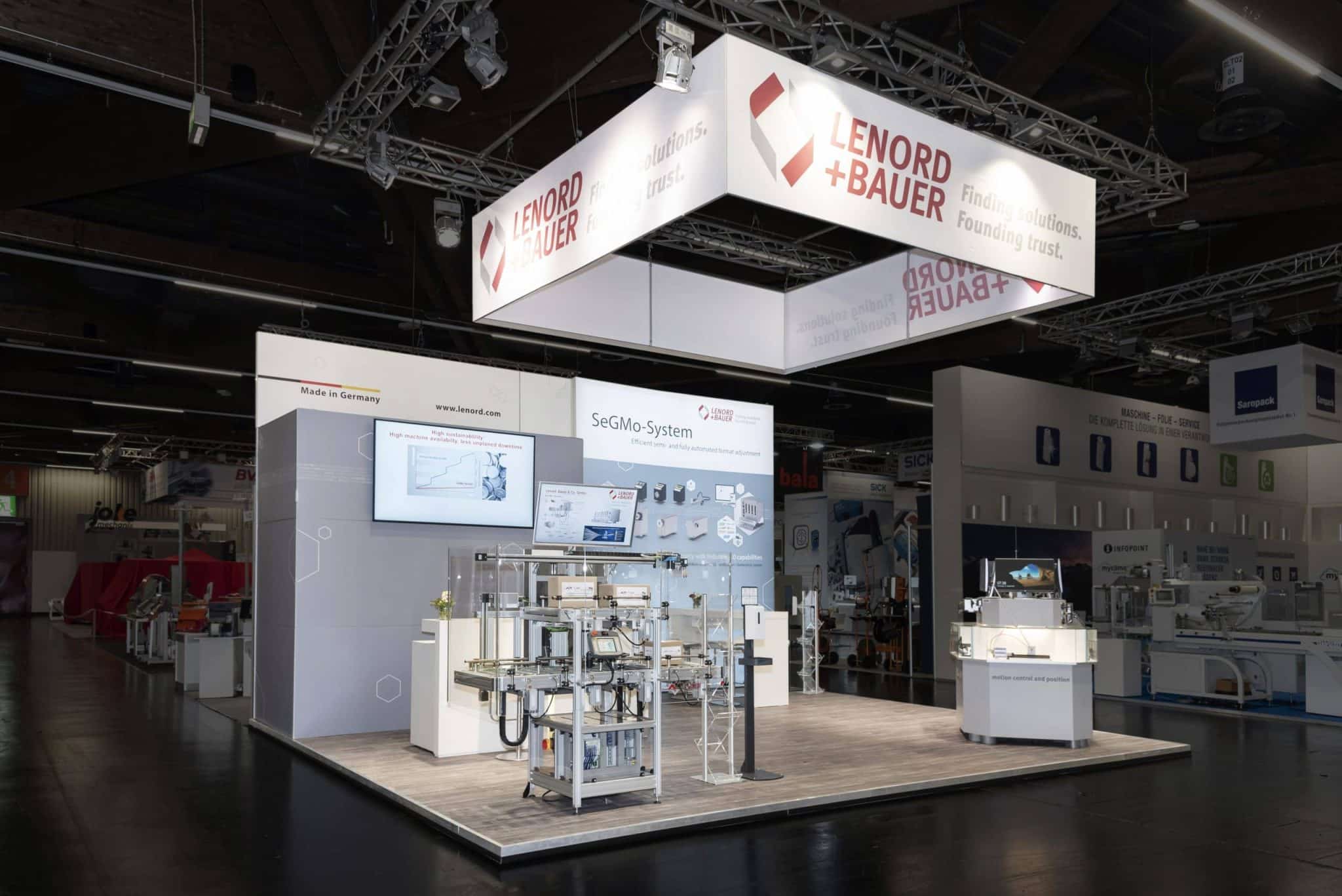 Großzügiger Messestand von Lenord + Bauer auf der SPS in Nürnberg mit Exponaten zur industriellen Automatisierung und Industrie 4.0.