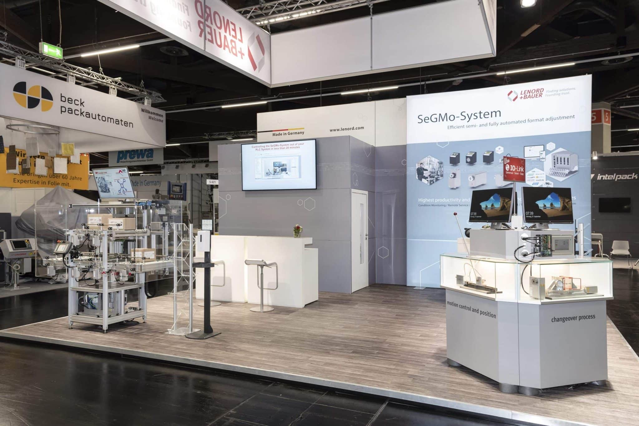 Detailansicht des Lenord + Bauer Messestands auf der SPS in Nürnberg mit Präsentation des SeGMo-Systems und moderner Industrieautomation.
