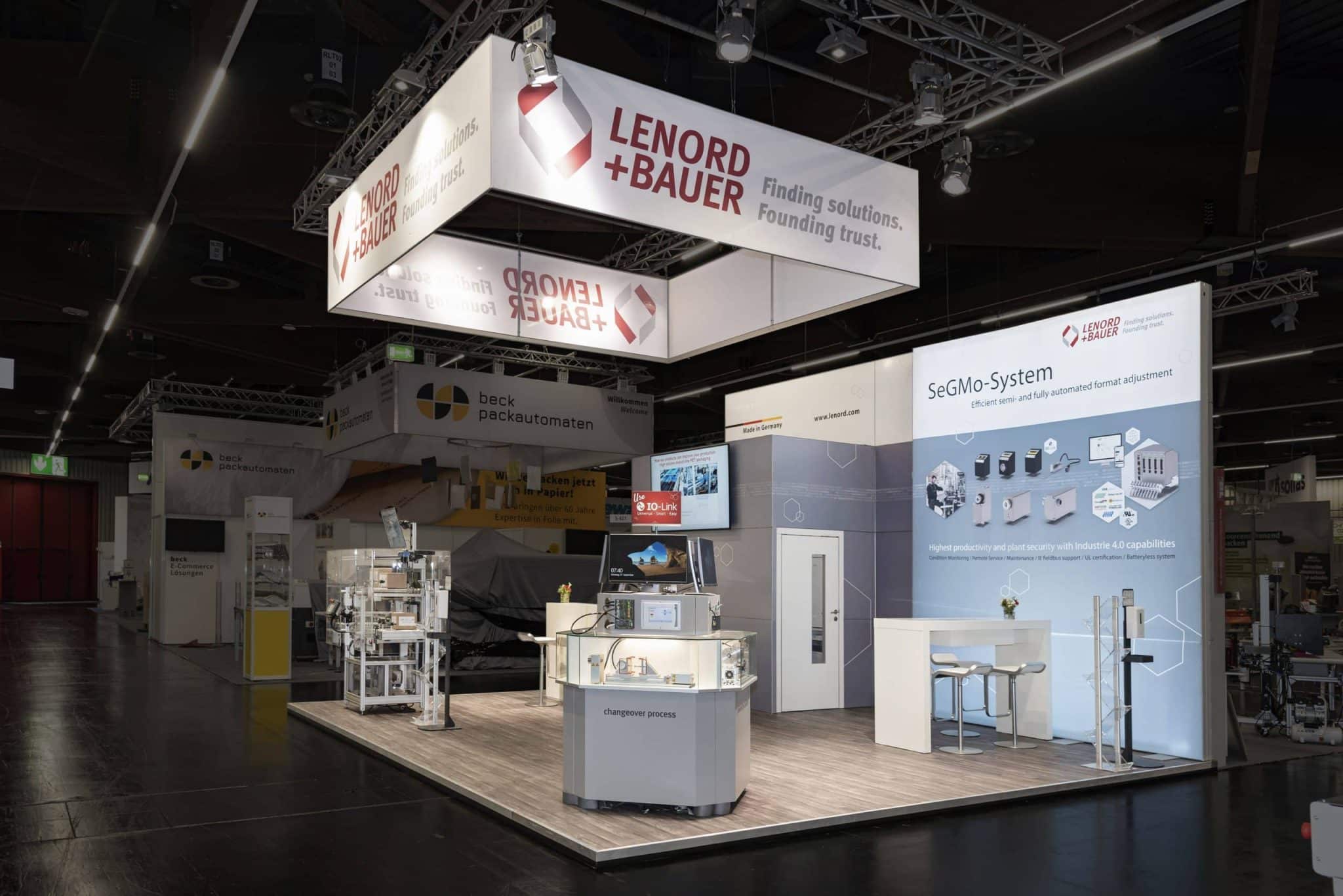 Offener Messestand von Lenord + Bauer auf der SPS Messe in Nürnberg mit Ausstellungsfläche für Automatisierungslösungen.