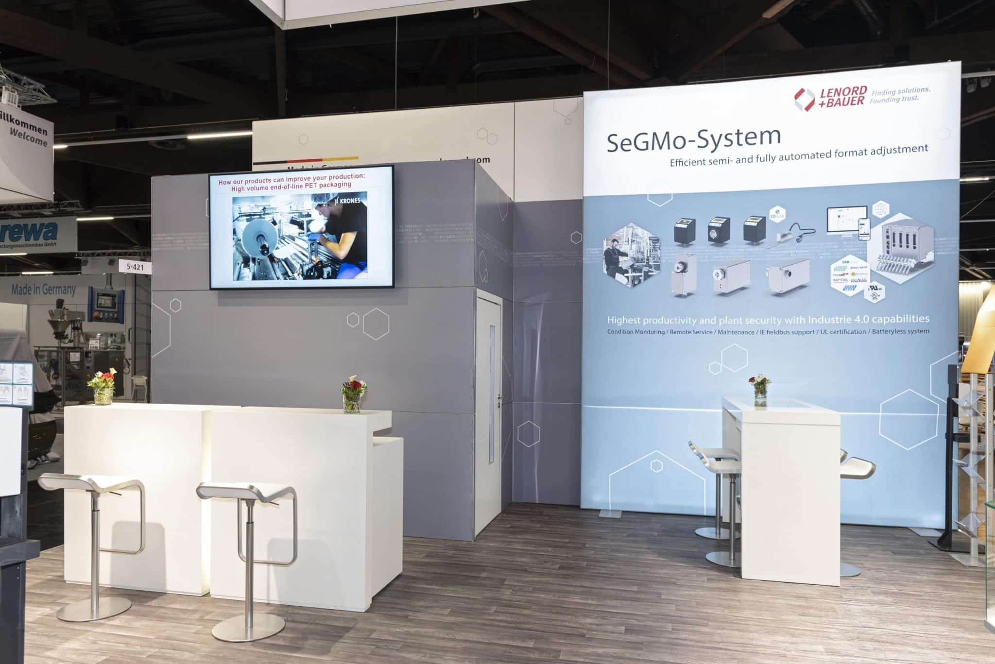 Moderner Messestand von Lenord + Bauer auf der SPS in Nürnberg mit Präsentation des SeGMo-Systems für Industrie 4.0.