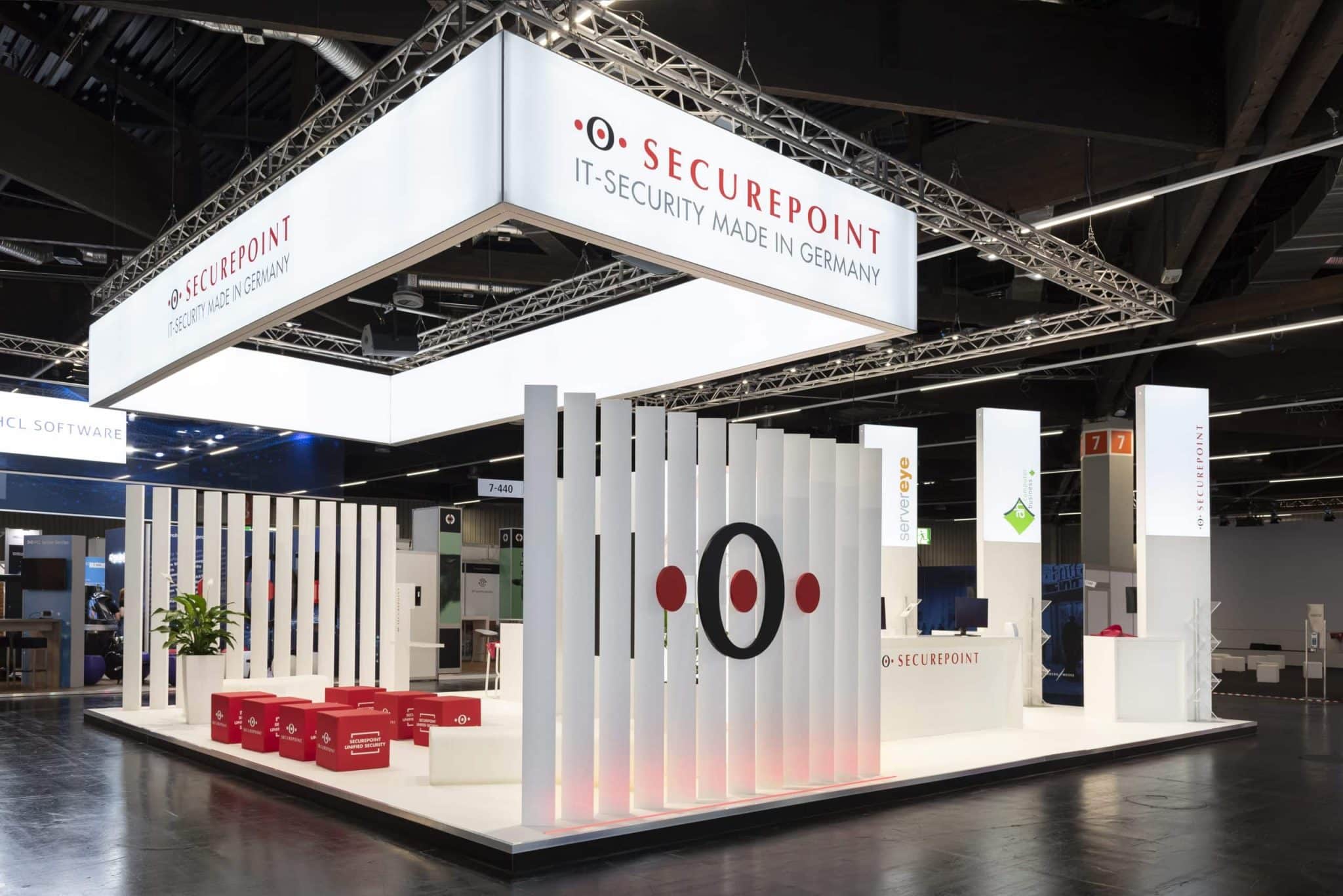 Moderne Securepoint Exponatinszenierung auf it-sa Messebau Nürnberg