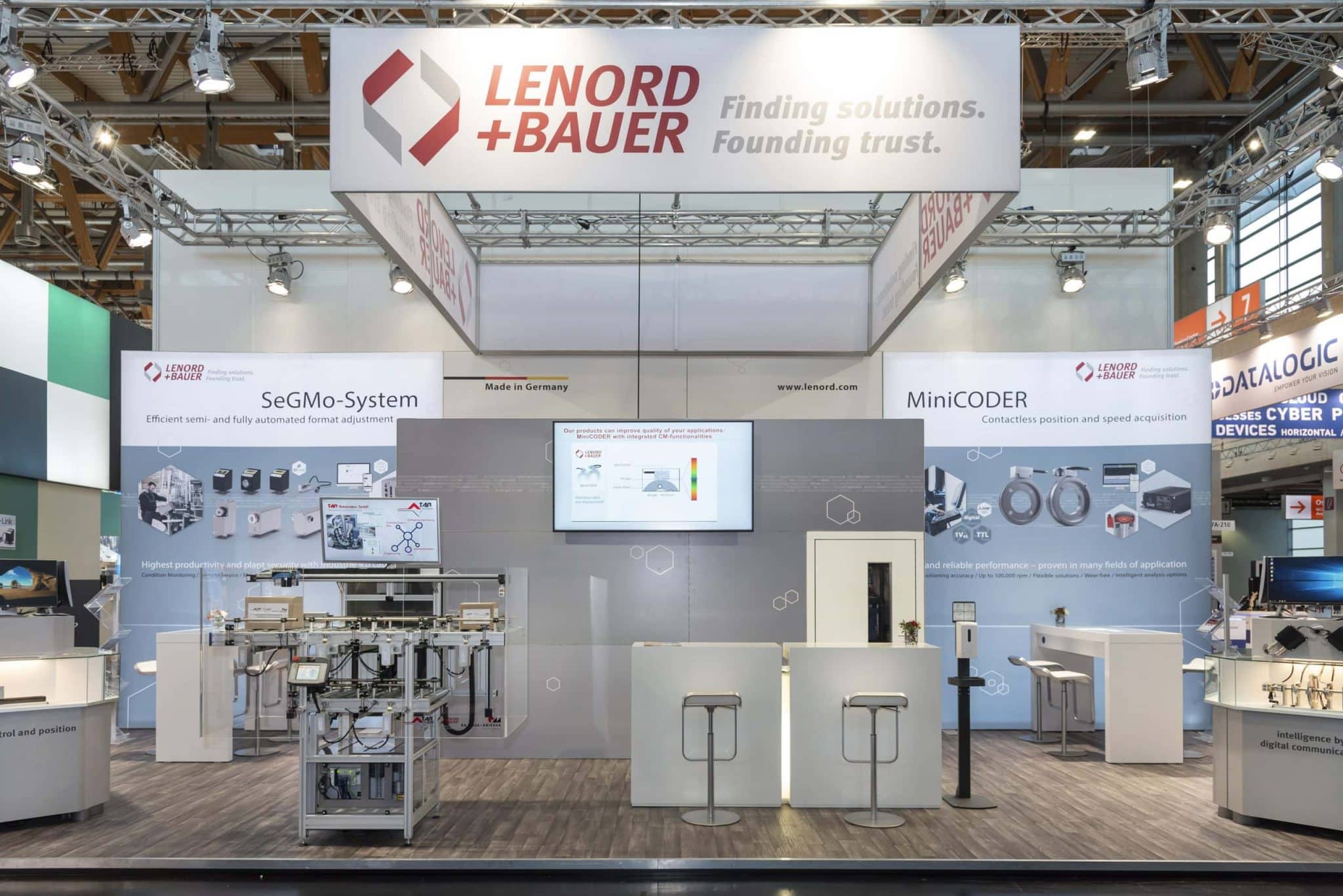Frontansicht des Lenord + Bauer Messestands auf der SPS in Nürnberg, umgesetzt durch Messebau Nürnberg mit MiniCODER- und SeGMo-System-Präsentation.