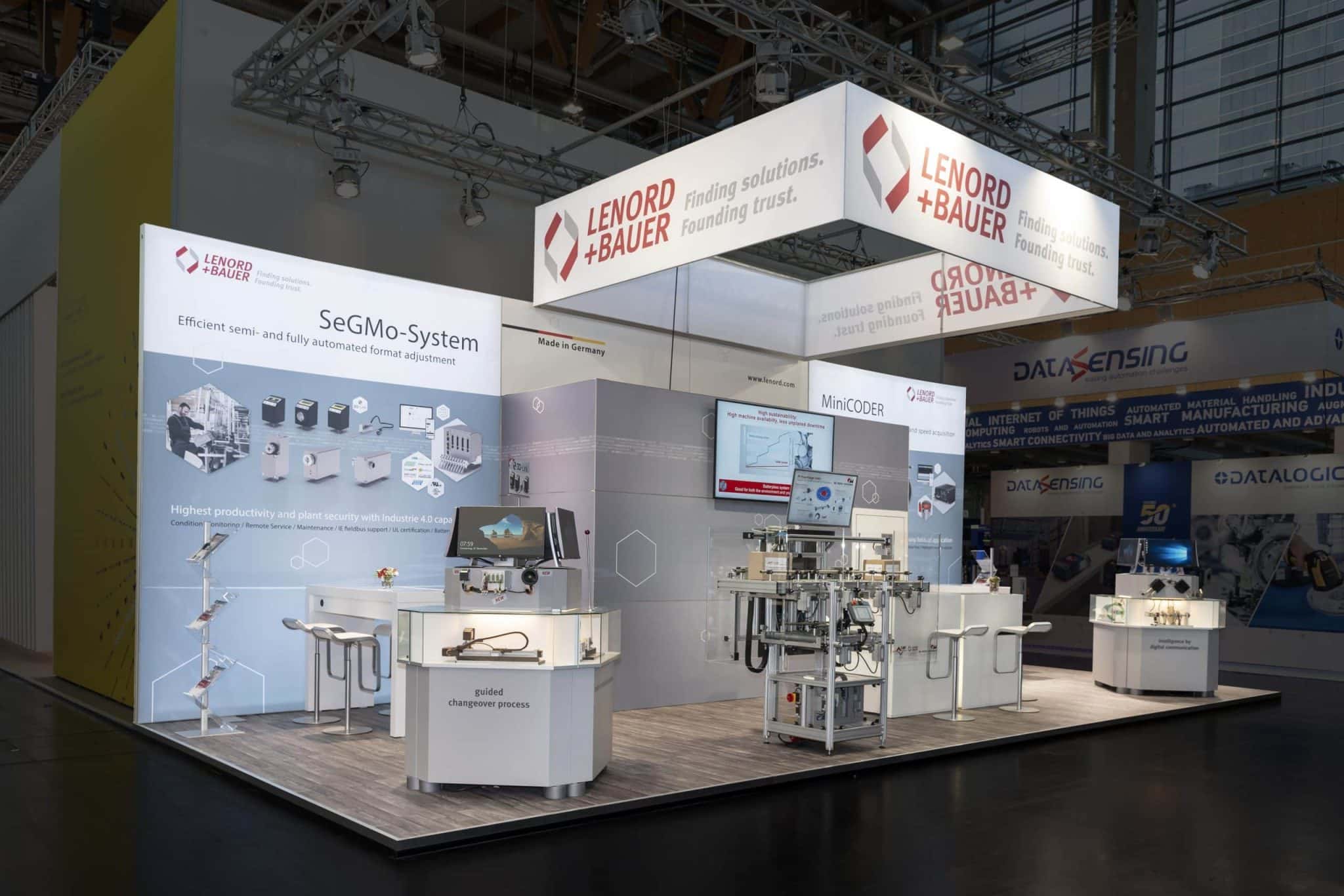 Präsentationsfläche von Lenord + Bauer auf der SPS in Nürnberg, gestaltet durch Messebau Nürnberg mit SeGMo-System und automatisierten Komponenten.