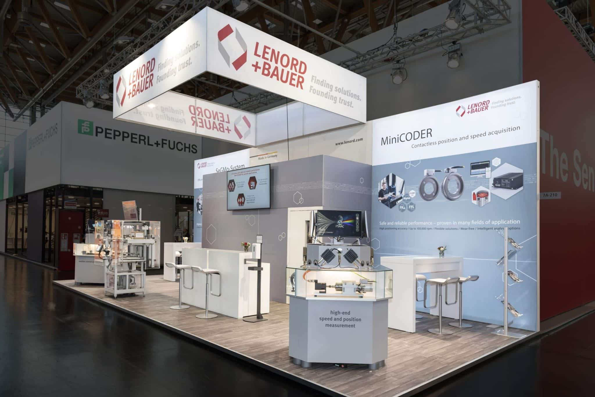 Übersicht des Lenord + Bauer Messestands auf der SPS in Nürnberg, realisiert durch Messebau Nürnberg mit Produktausstellung und Informationsdisplays.