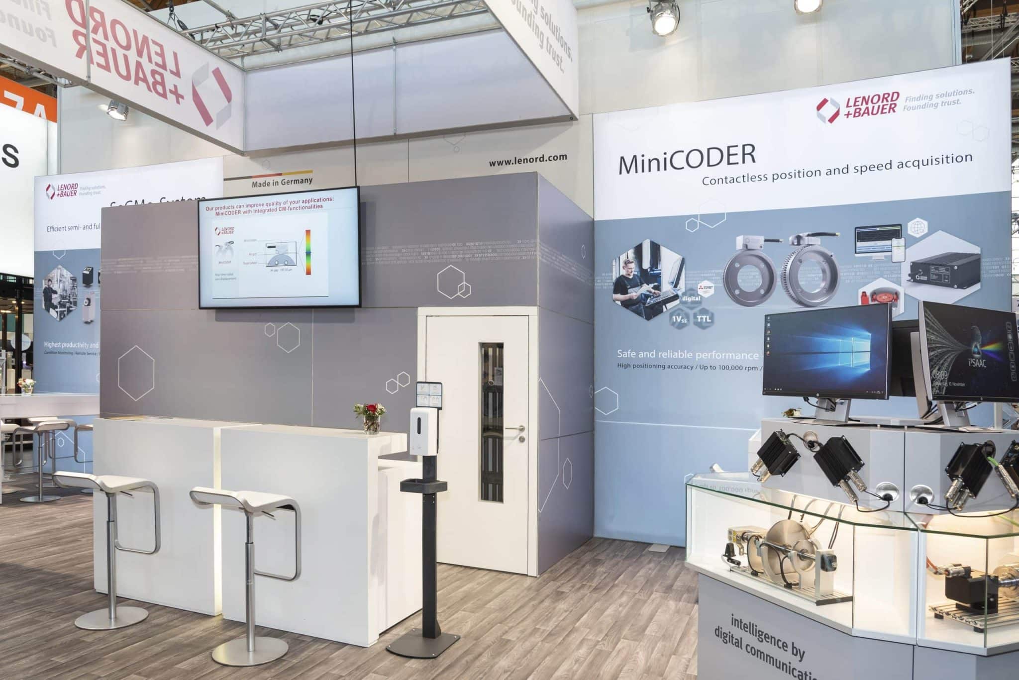 Moderner Messestand von Lenord + Bauer auf der SPS in Nürnberg, präsentiert durch professionellen Messebau Nürnberg mit MiniCODER-System und digitalen Anzeigen.