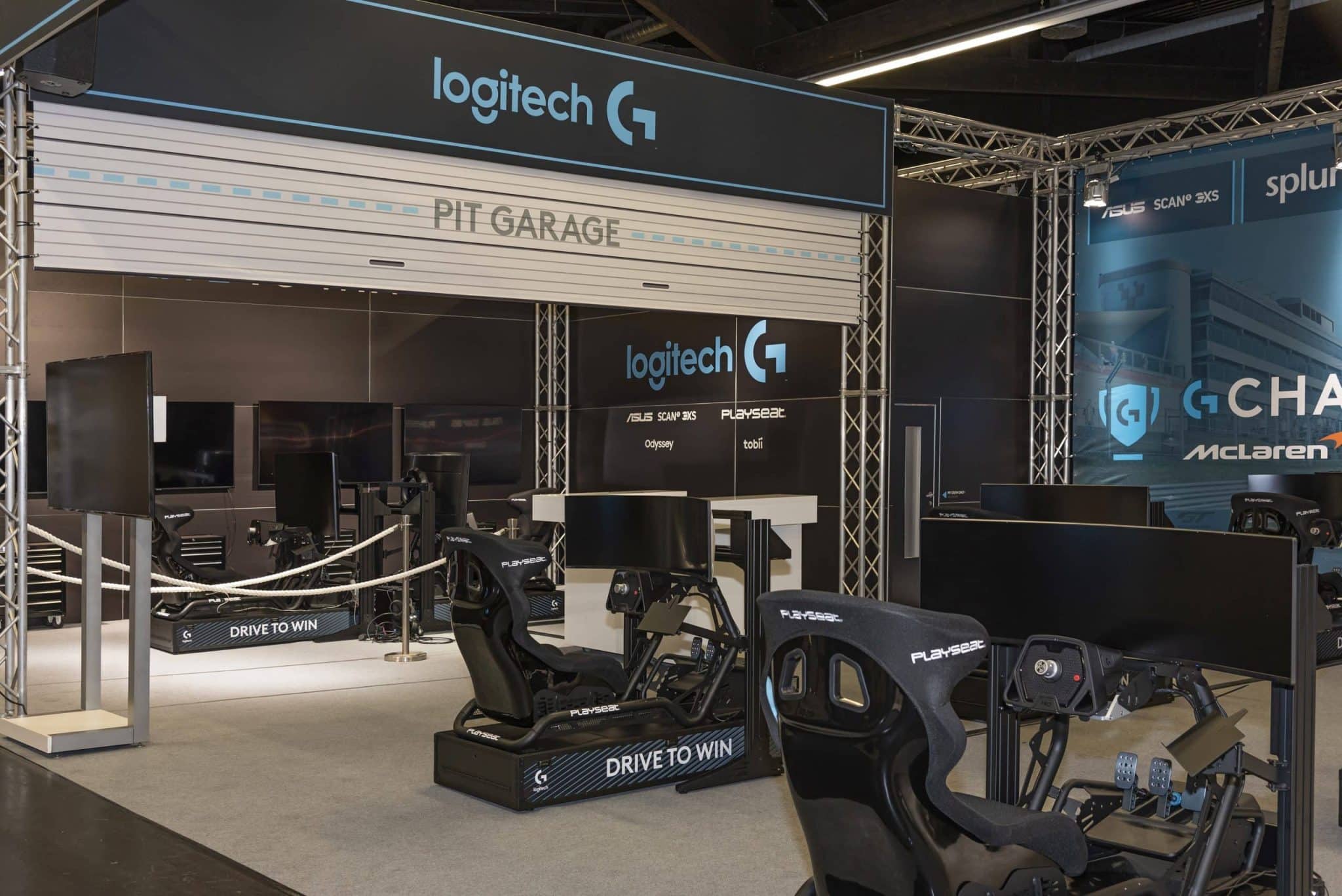 Detailreiche RCOM Logitech Produktpräsentation auf Simracing Messebau Nürnberg