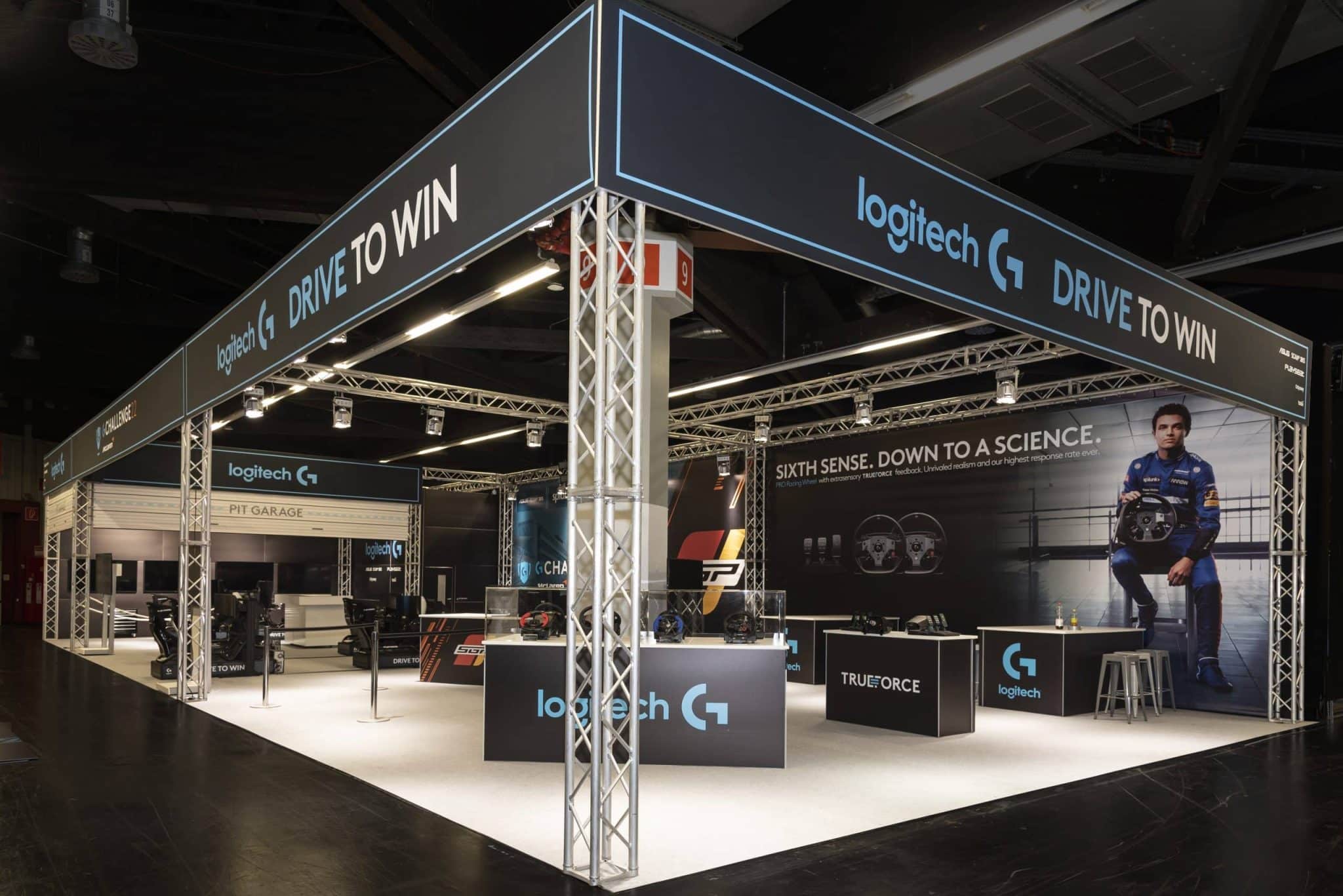 Großflächige RCOM Logitech Produktpräsenz auf Messebau Simracing Expo in Nürnberg