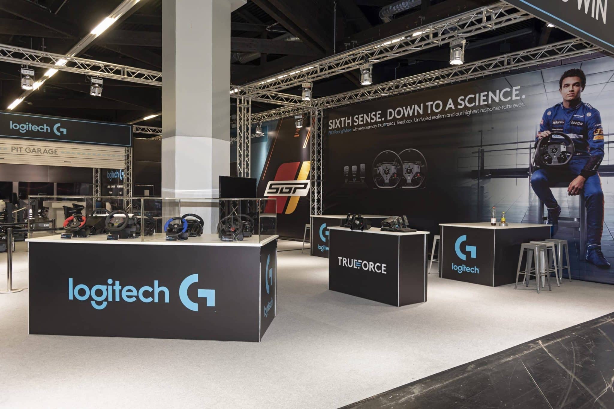 Moderne RCOM Logitech Produktinszenierung auf Simracing Messebau Nürnberg
