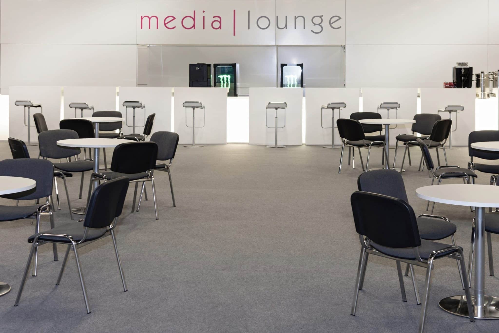 Interaktive co | wana Lounge-Erlebniswelt auf Simrace Messebau Nürnberg