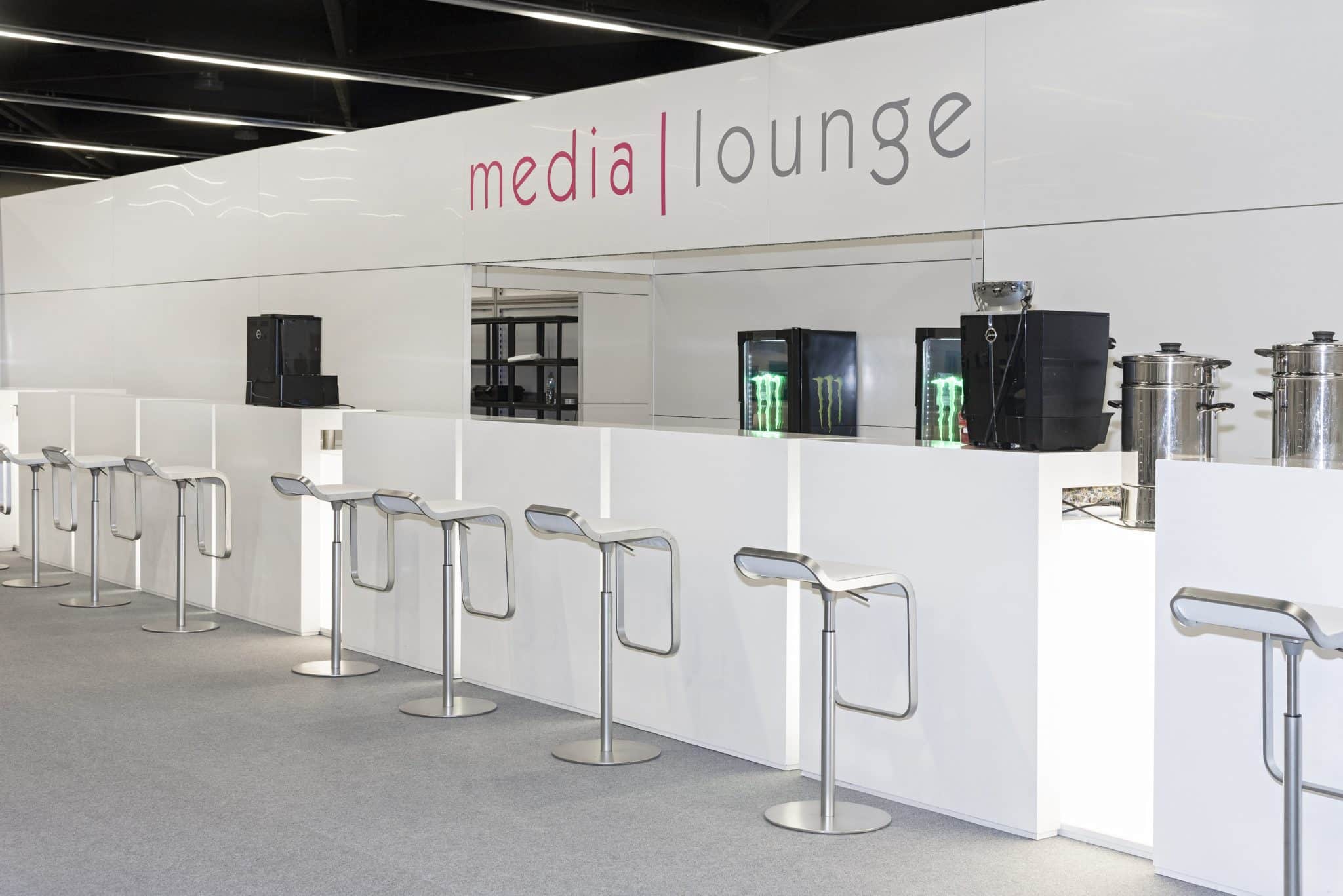 Moderne co | wana Lounge-Möbel Exponate auf Simrace Messebau Nürnberg