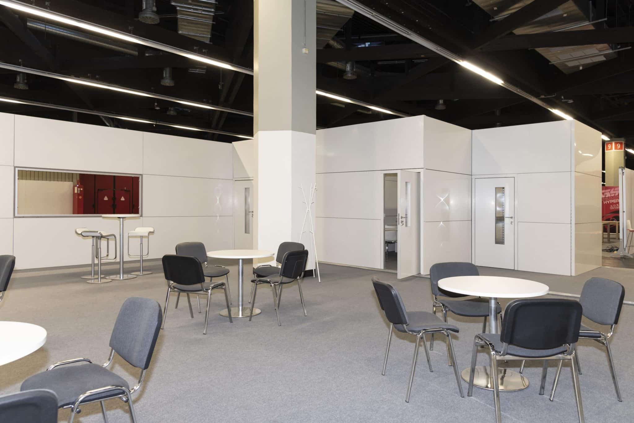 Hochwertige co | wana Lounge-Möbel auf Simrace Messebau Nürnberg