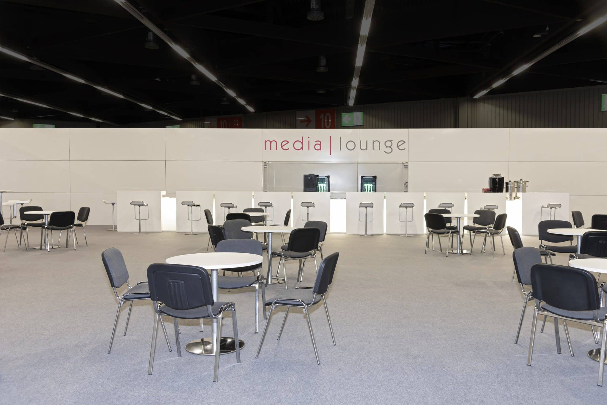 Vielseitige co | wana Lounge-Möbel Kollektion auf Simrace Messebau Nürnberg