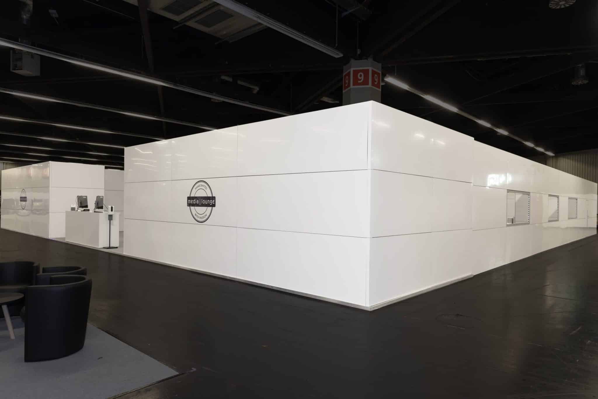 Großflächige co | wana Lounge-Möbel Ausstellung auf Simrace Messebau Nürnberg