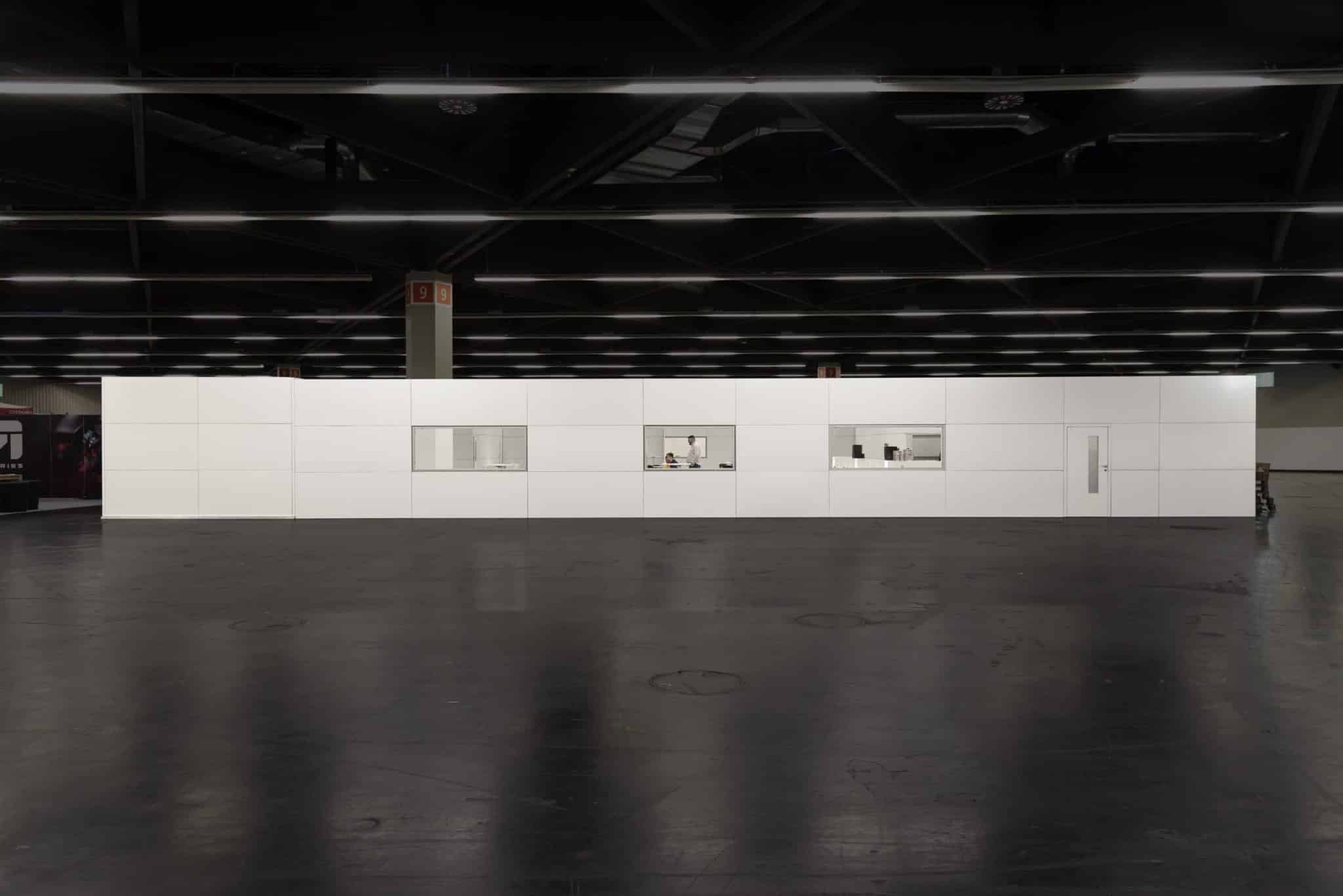 Moderne co | wana Lounge-Möbel Inszenierung auf Simrace Messebau Nürnberg