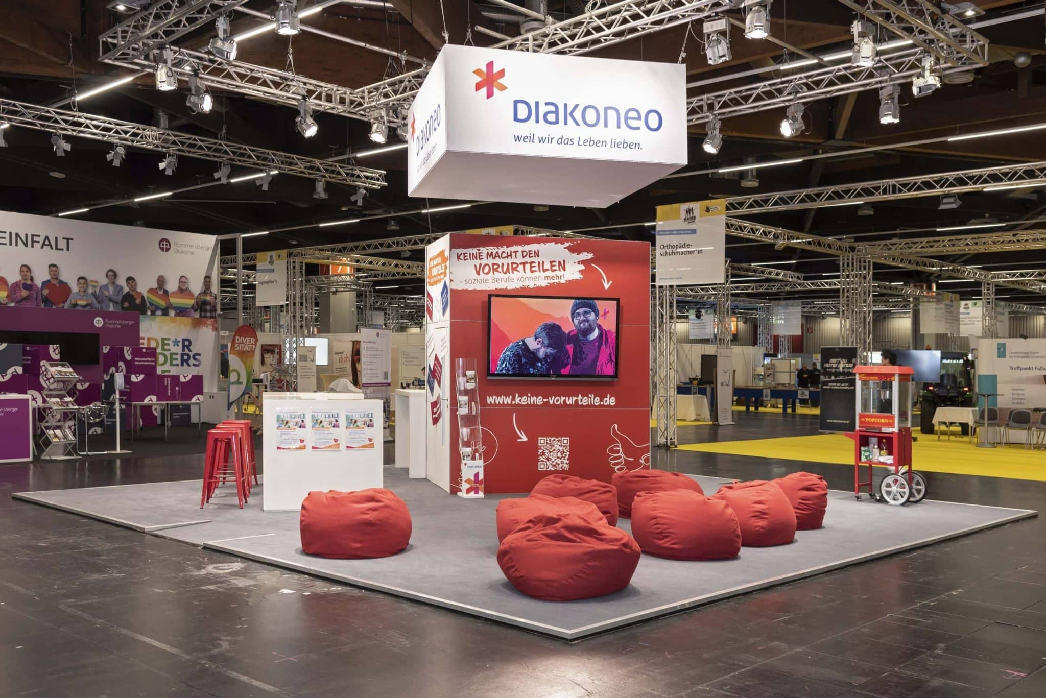 Großflächige Diakoneo Ausbildungsangebote Schau auf Messebau Nürnberg