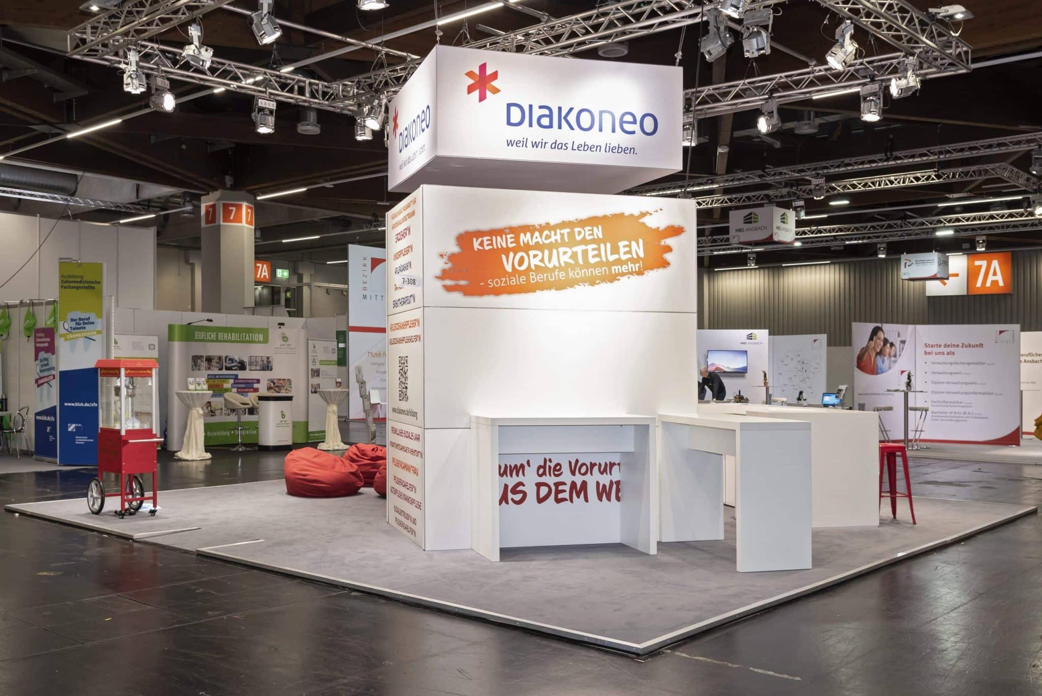 Diakoneo Berufspräsentation auf großem Messebau Nürnberg