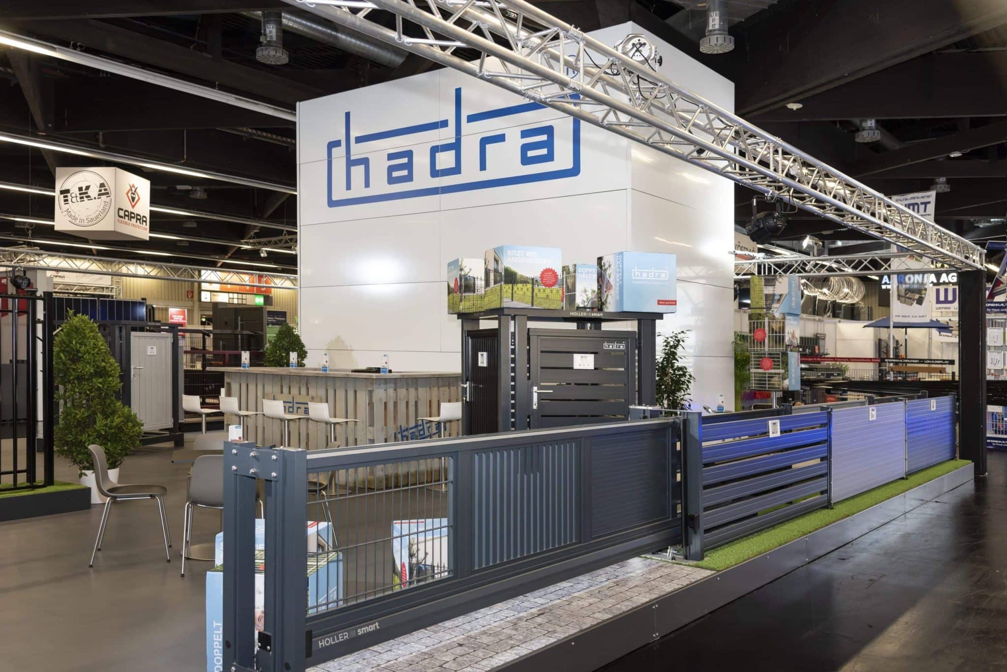 Ausstellung Hadra mit Torlösungen und Lounge-Bereich auf der Perimeter Protection Nürnberg – Messebau Nürnberg