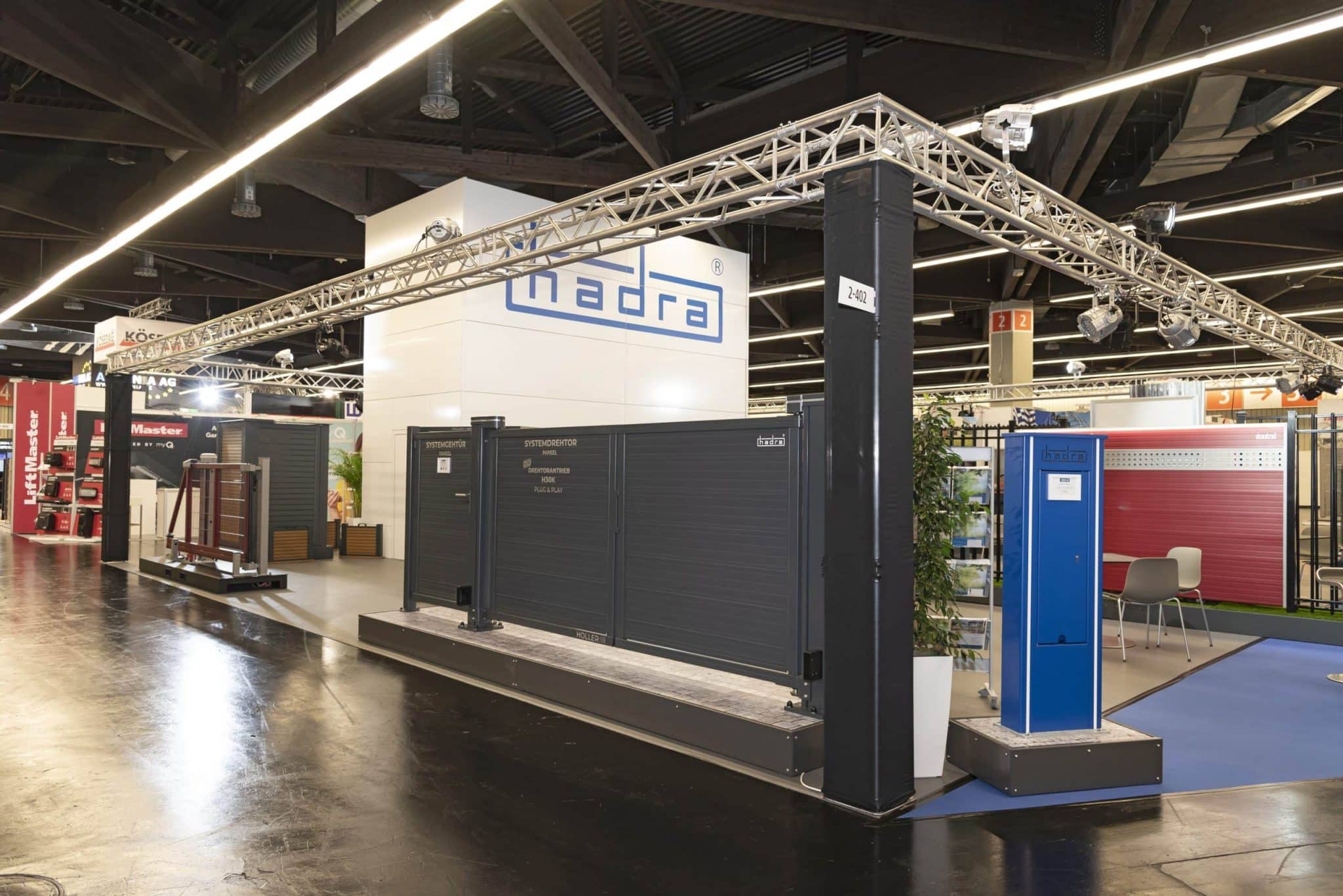 Moderner Hadra Messestand mit Zaun- und Torsystemen auf der Perimeter Protection 2023 Nürnberg – Messebau Nürnberg