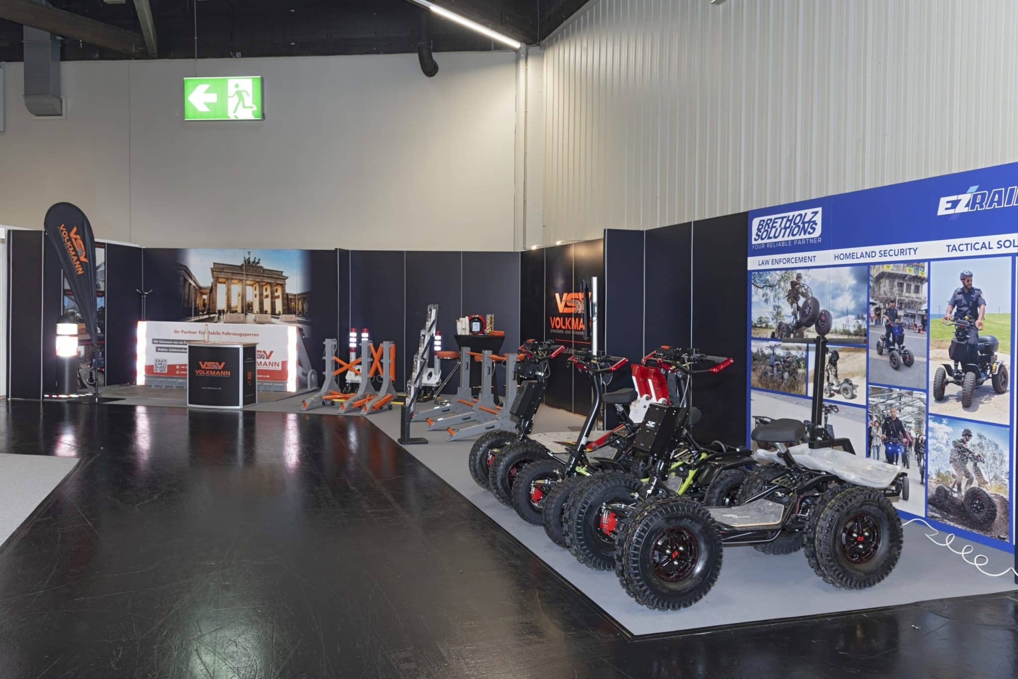 Einladende Sitzgelegenheiten auf dem Messestand auf der Enforcetac für Messebau Nürnberg