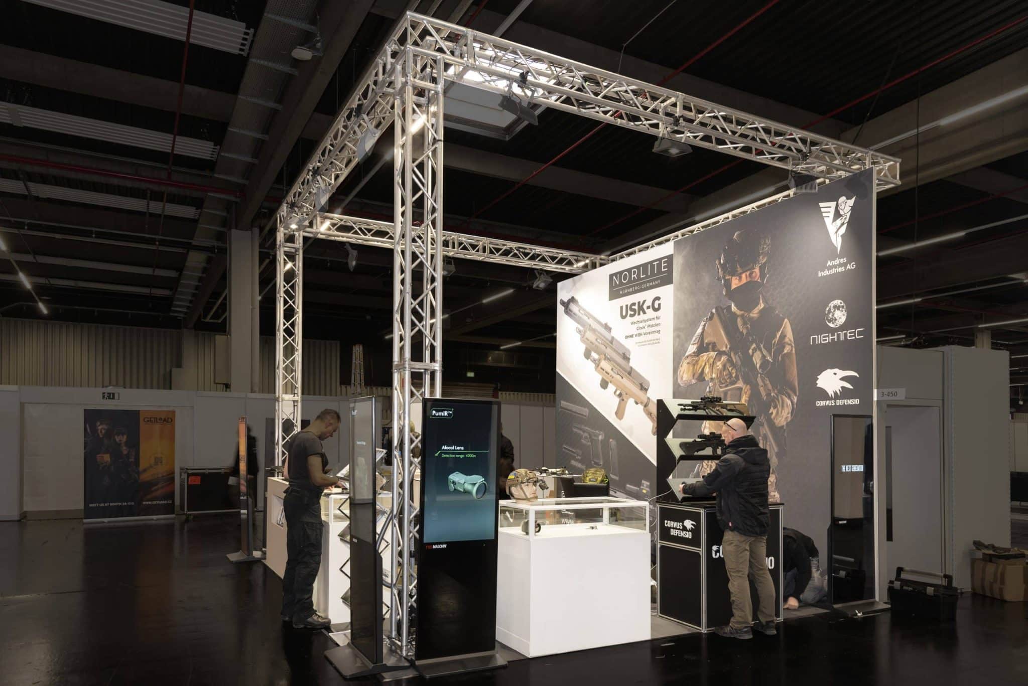 Moderner und einladender Messestand-Entwurf auf der IWA OutdoorClassics für Messebau Nürnberg auf 16m² Fläche