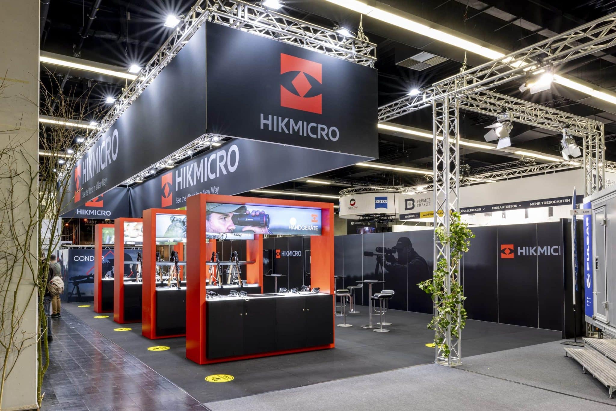 Hikmicro Messebau mit großem Deckenbanner und Produktpräsentationen – Messebau Dortmund