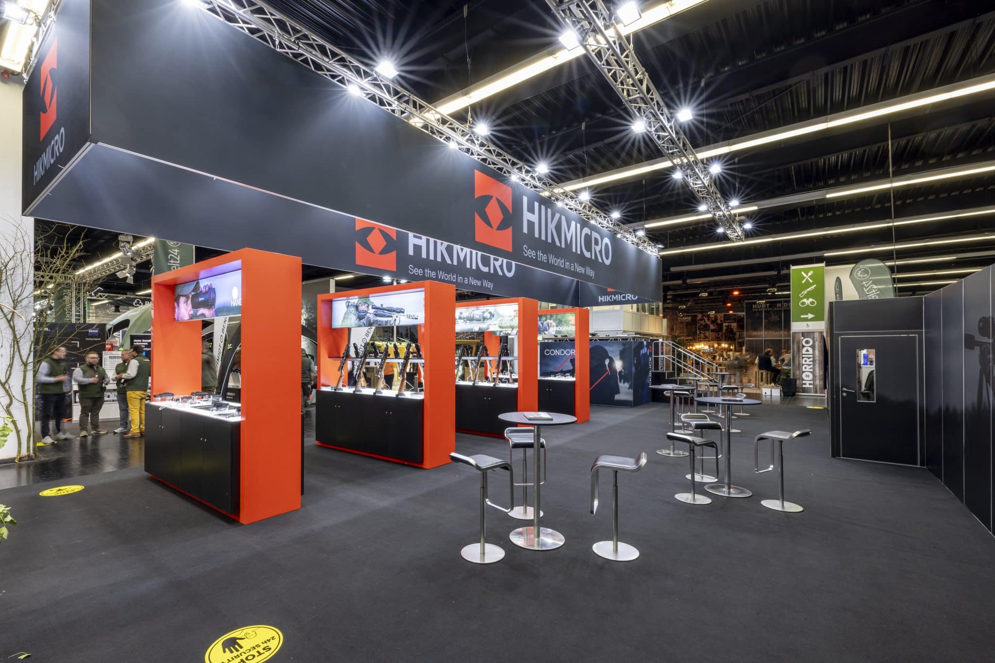 Offener Messestand mit Sitzgelegenheiten und Produktausstellung von Hikmicro – Messebau Dortmund