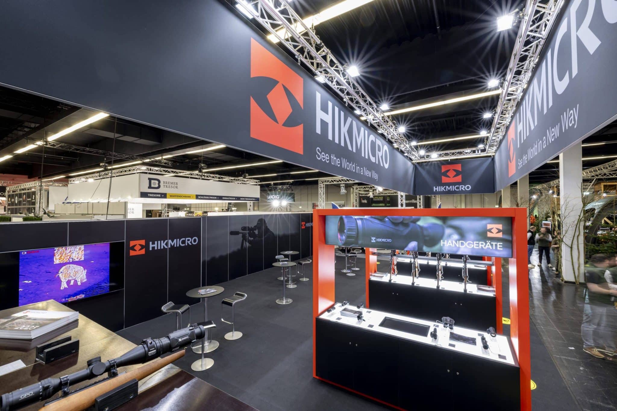 Moderner Messestand von Hikmicro mit großem Banner – Messebau Dortmund