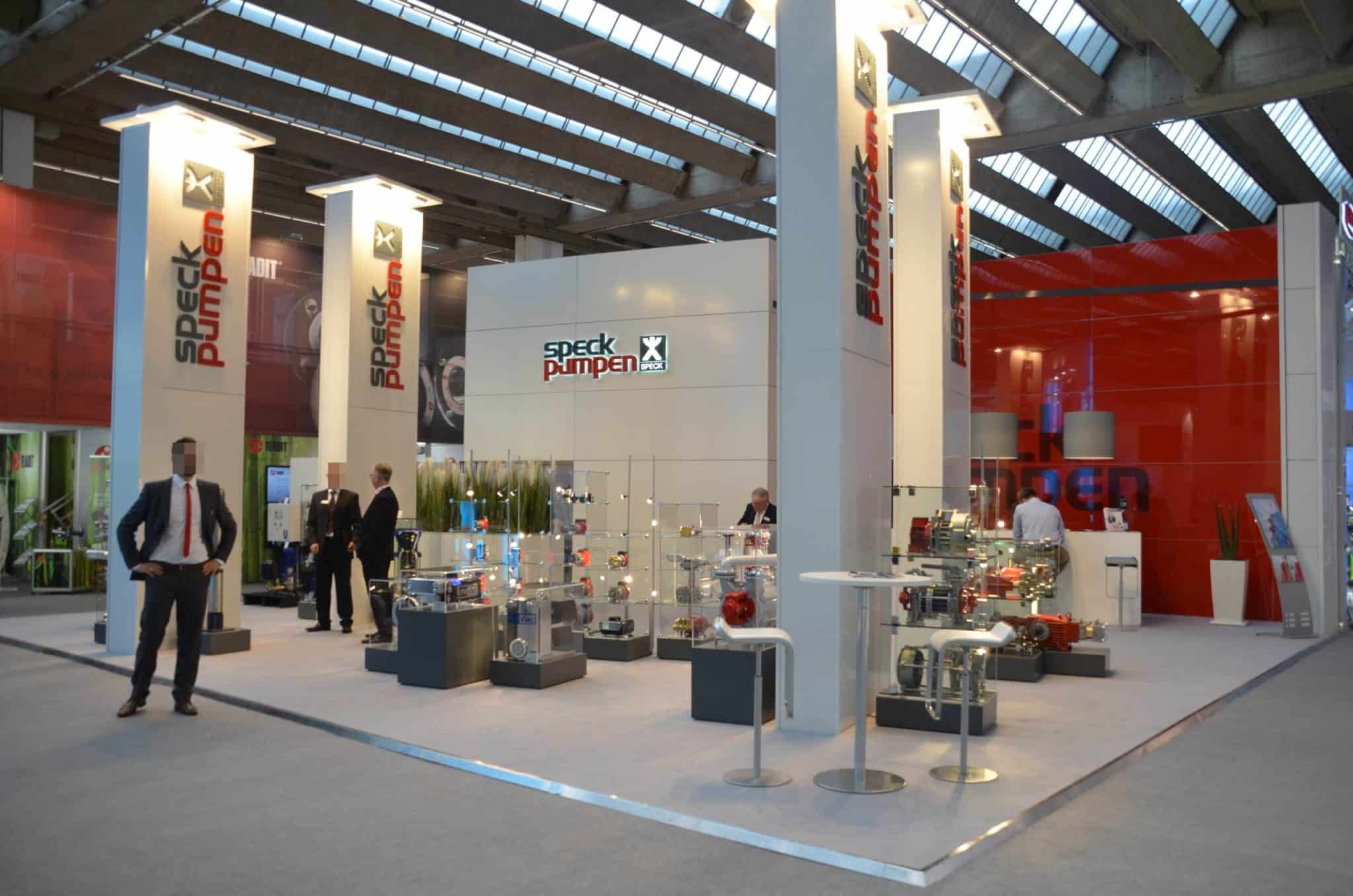 Moderner Messestand von Speck Pumpen auf der Achema in Frankfurt – eleganter Messebau Frankfurt mit Glasvitrinen und Technikexponaten