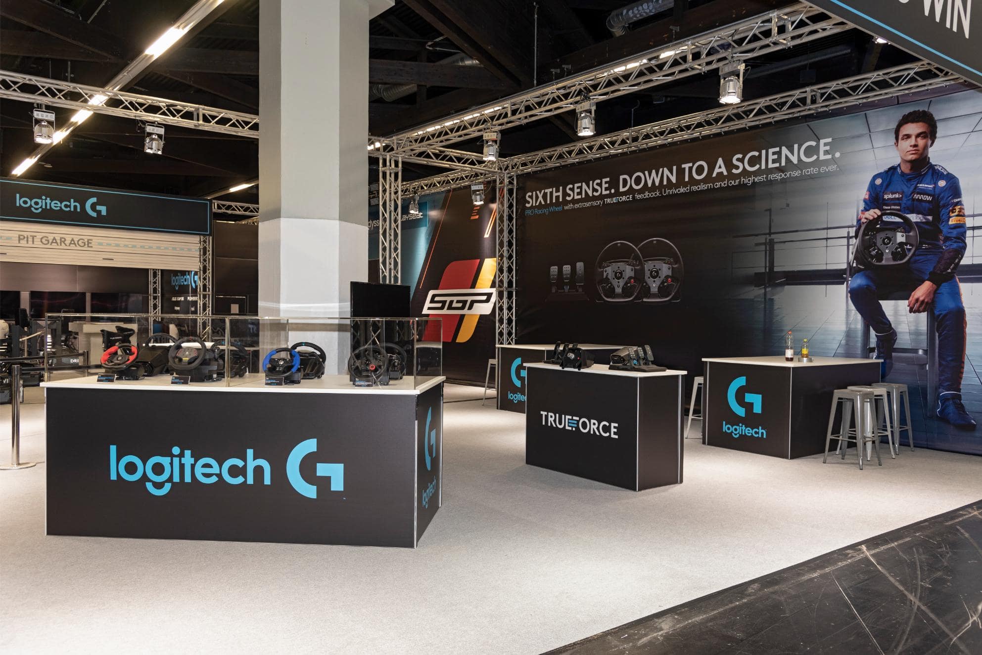 Sorgfältiger und professioneller Aufbau des Messestands von RCOM / Logitech in Messebau Nürnberg