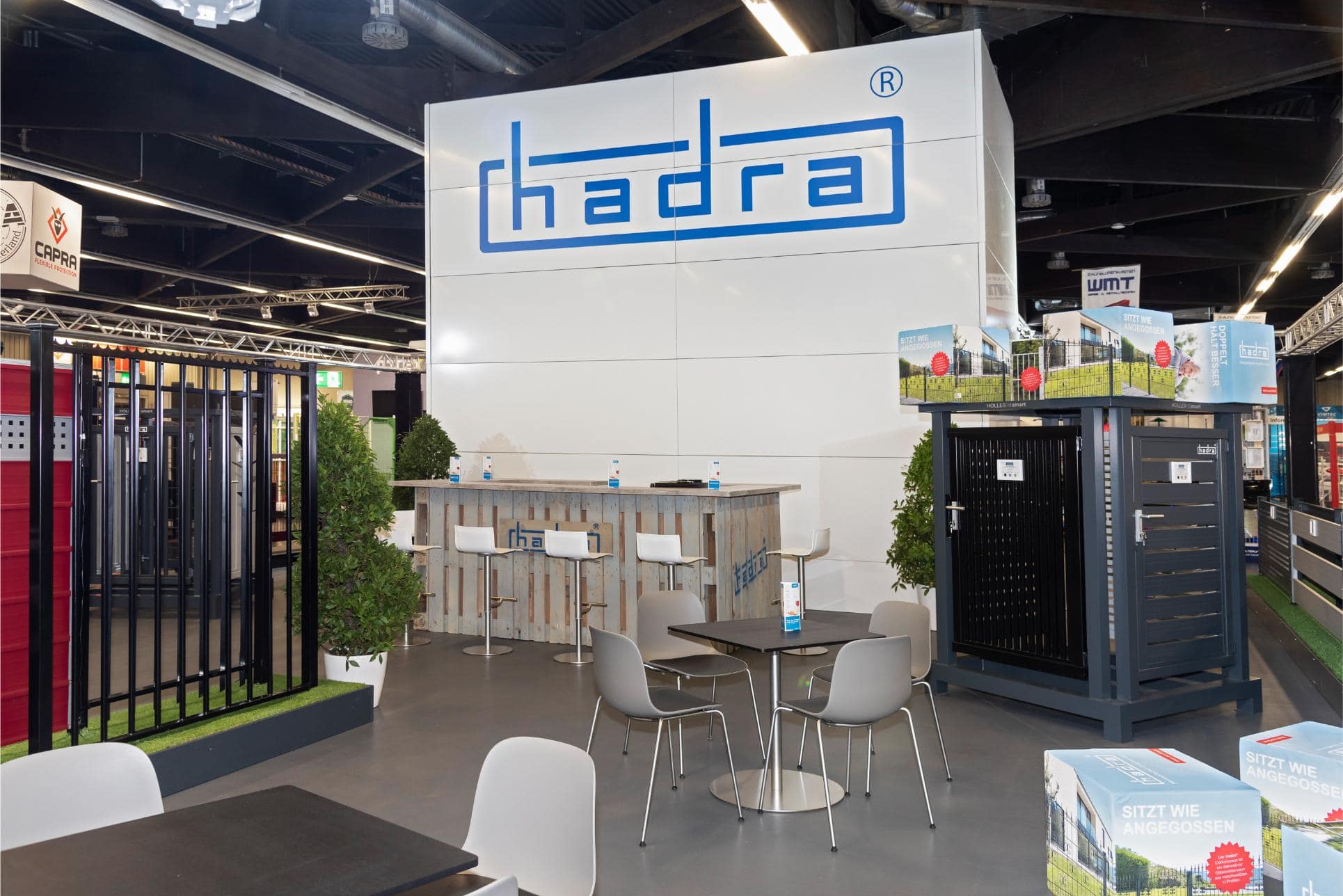 Hochwertige und ansprechende Ausstattung des Messestands von Hadra für Messebau Nürnberg