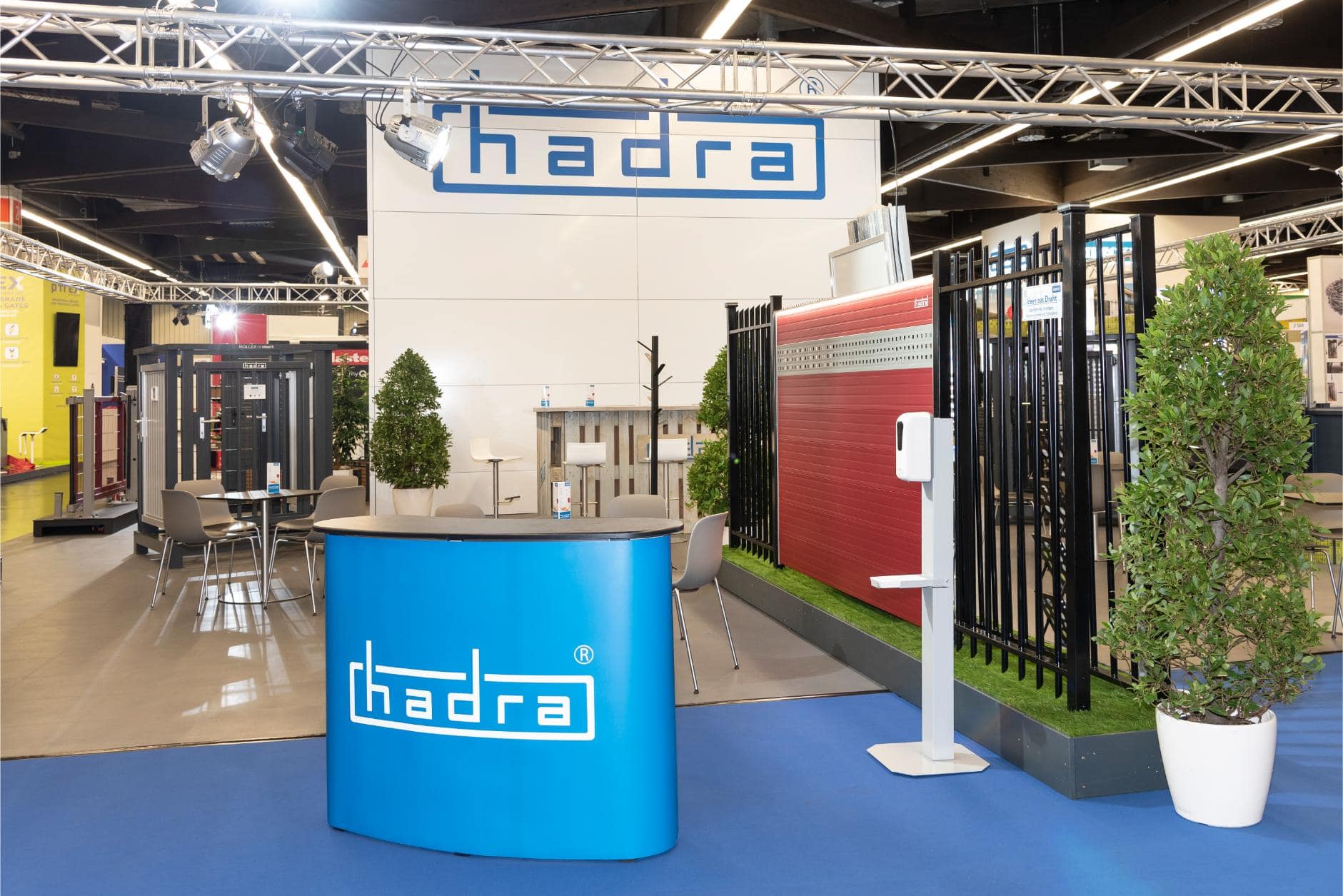 Sorgfältiger und professioneller Aufbau des Messestands von Hadra für Messebau Nürnberg