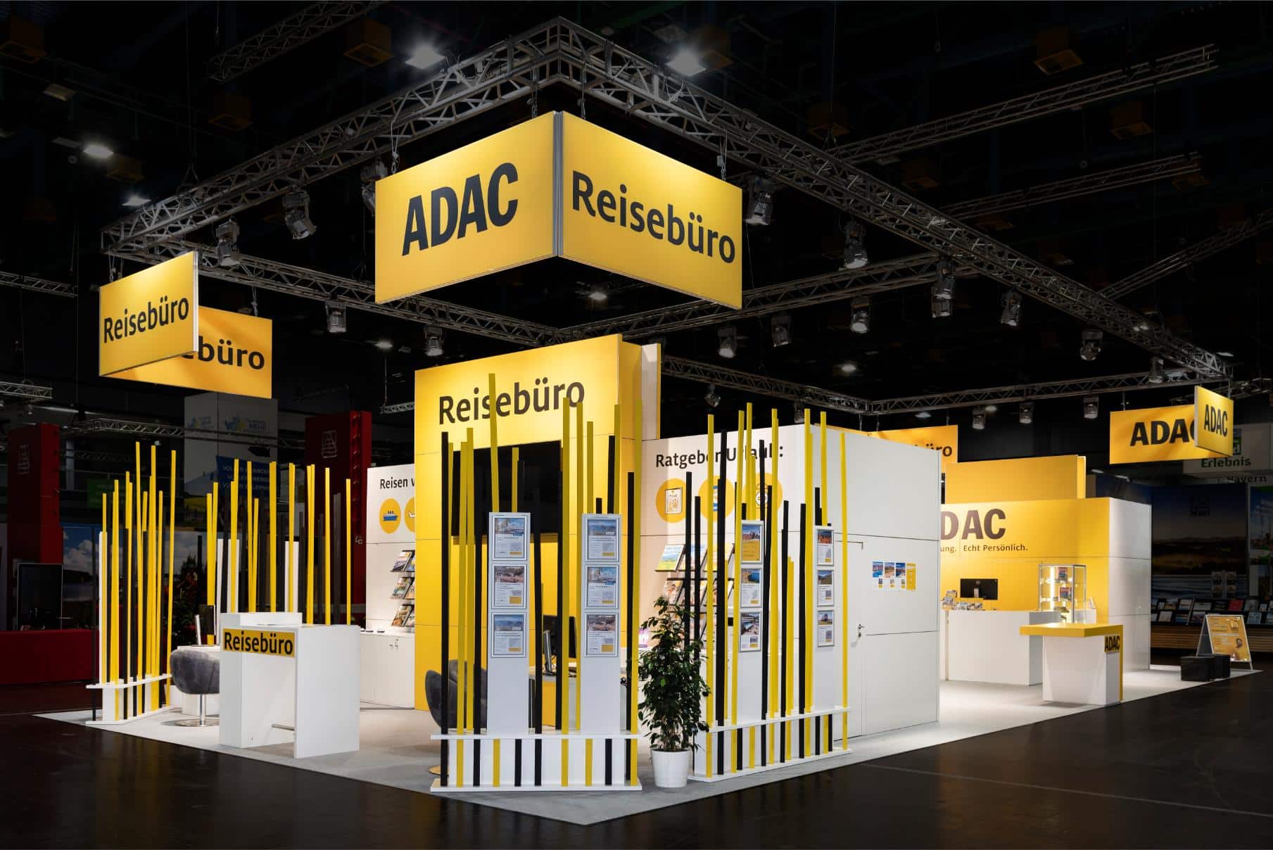 Übersicht des ADAC Reisebüro Messestands auf der Freizeitmesse Nürnberg 2024 mit Infostelen und Beratungsecken.