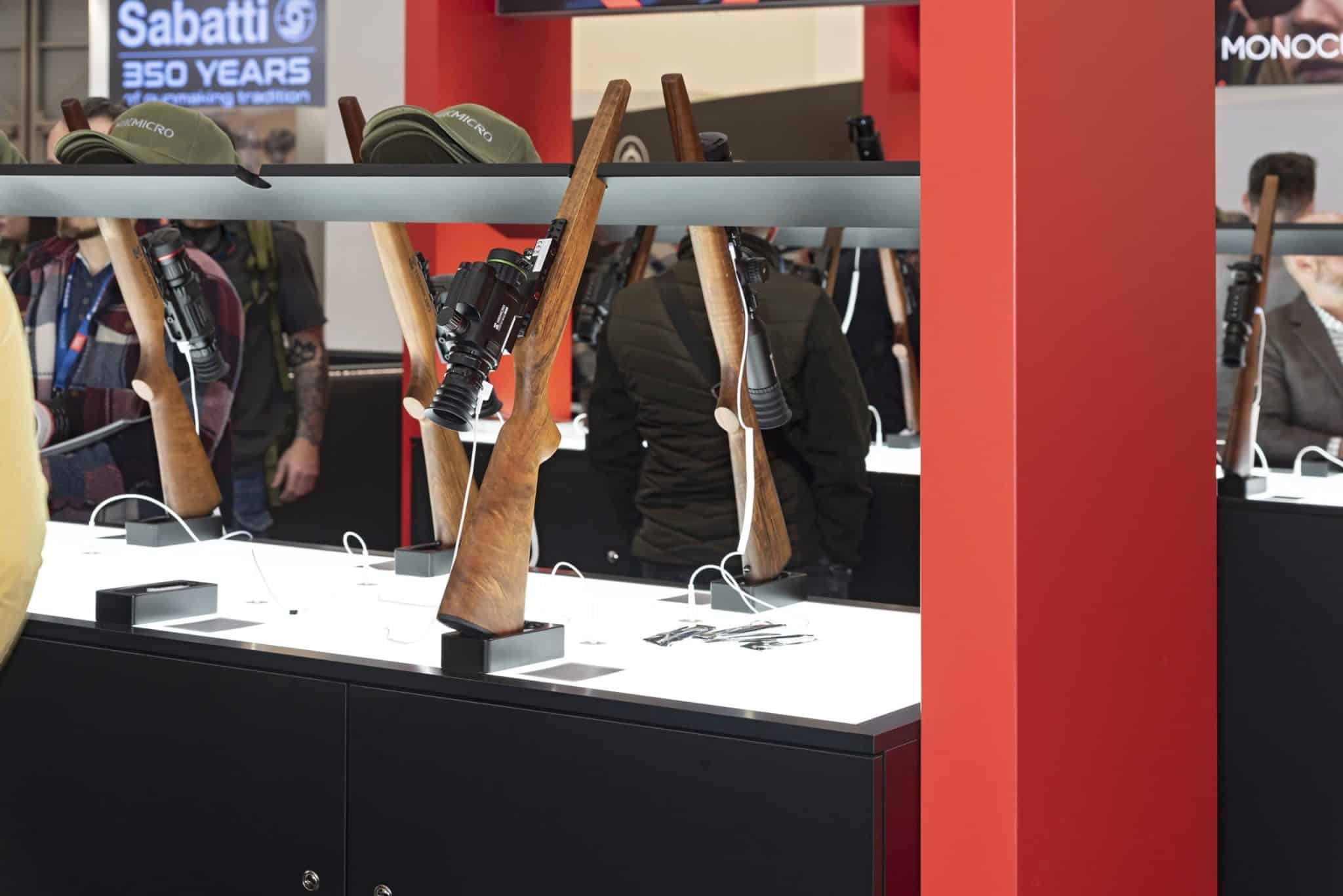 Gewehre mit Wärmebild- und Nachtsichtgeräten von Hikmicro am Stand – Messebau Dortmund