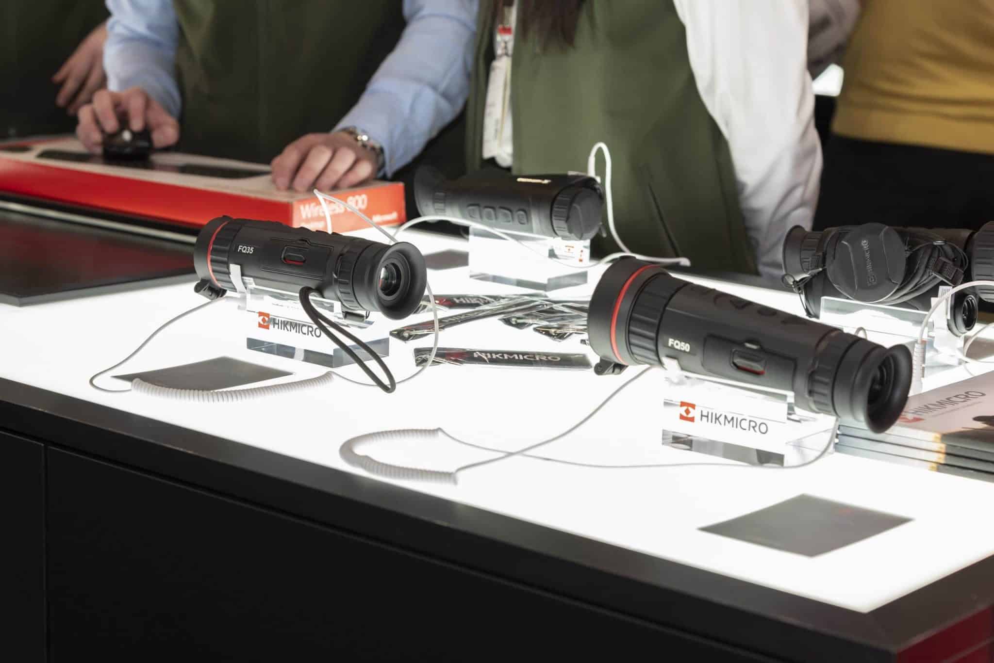 Gewehre mit Wärmebild- und Nachtsichtgeräten von Hikmicro am Stand – Messebau Dortmund