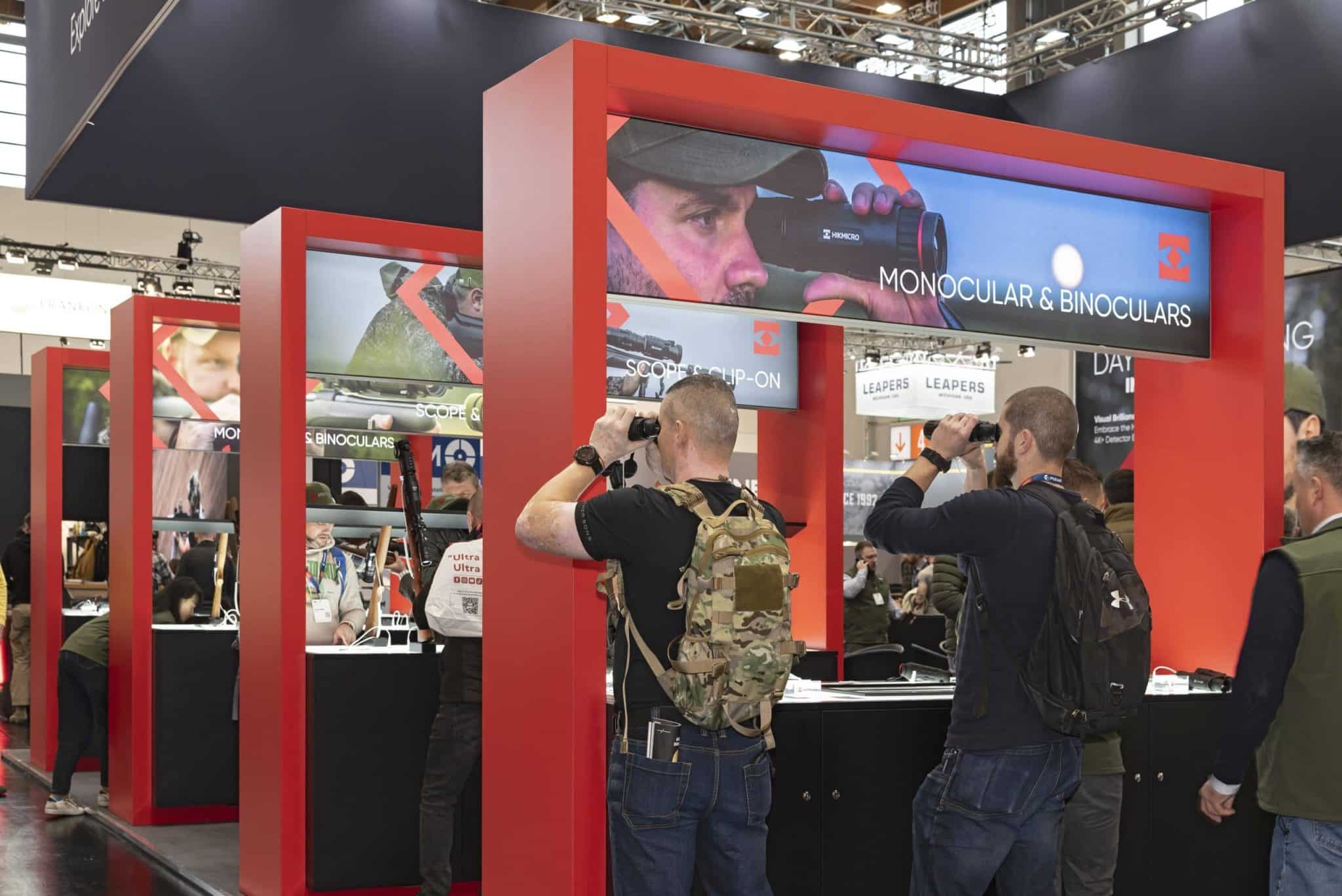 Besucher testen Hikmicro Ferngläser am Messestand – Messebau Dortmund
