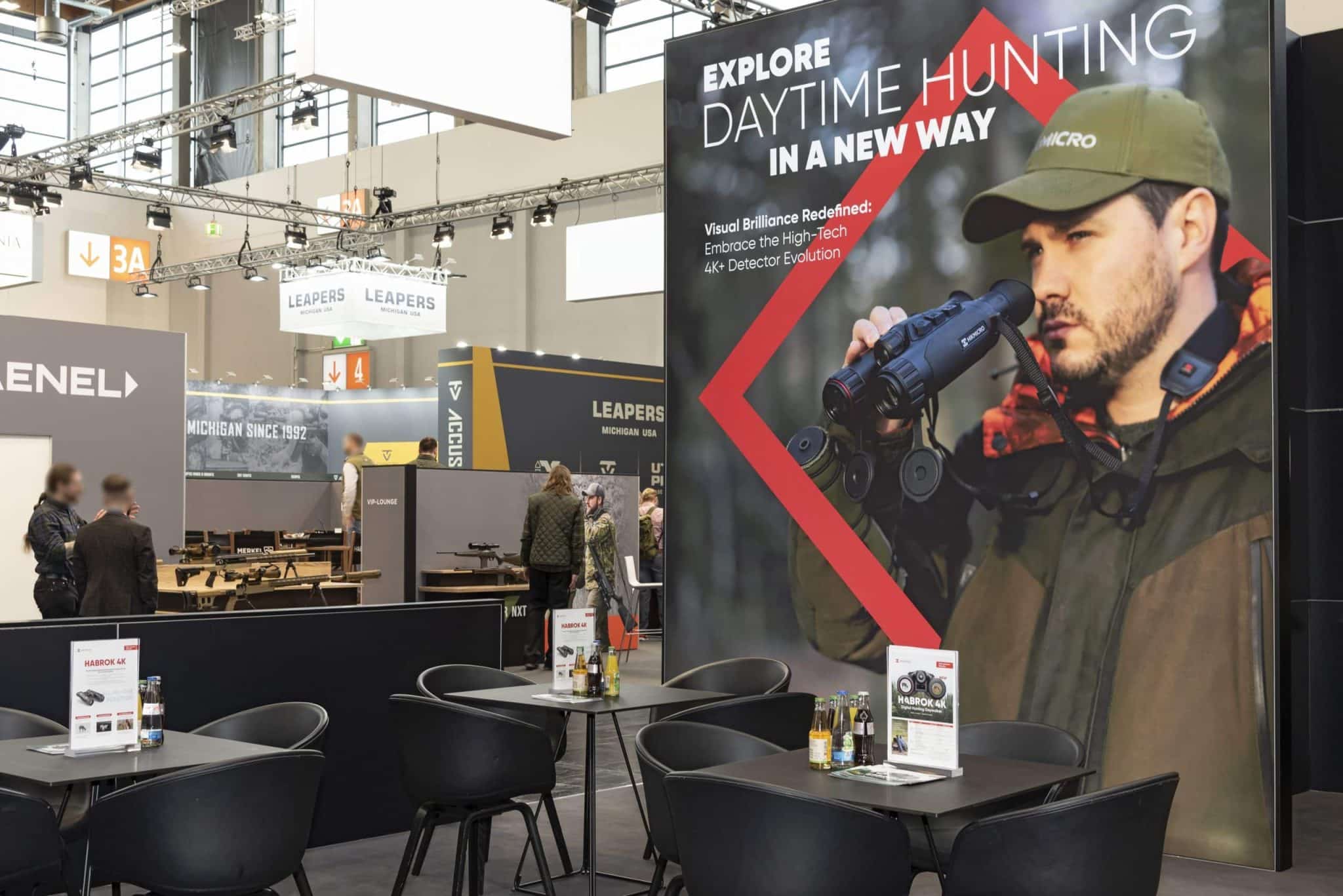 Hikmicro Messestand mit großformatiger Produktgrafik und Sitzbereich – Messebau Dortmund