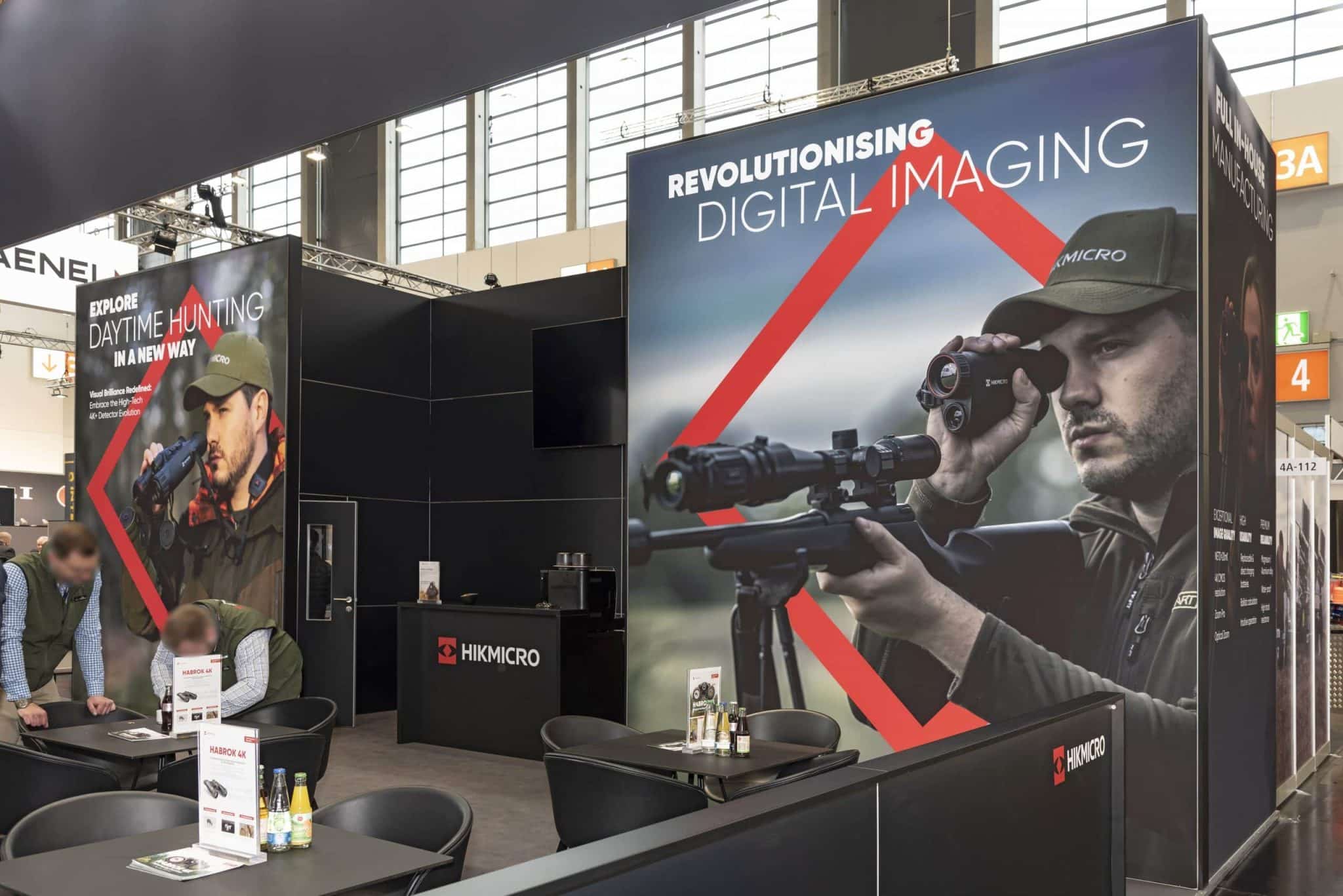 Hikmicro Werbewand mit großem Bildmotiv für digitale Bildgebung – Messebau Dortmund