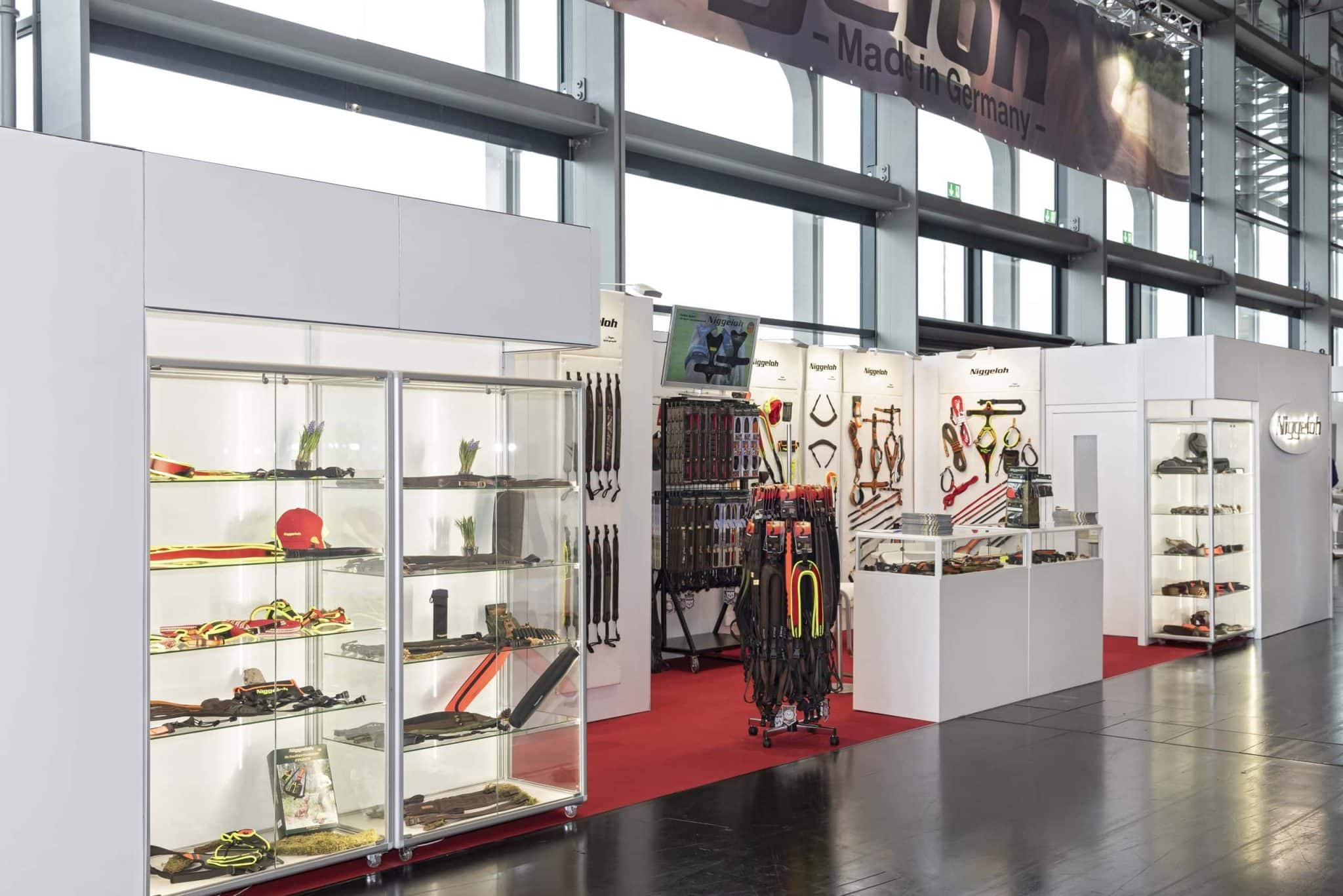 IWA Nürnberg, Messestand Niggeloh mit großen Glasvitrinen, Ausrüstung und Zubehör – Messebau Nürnberg