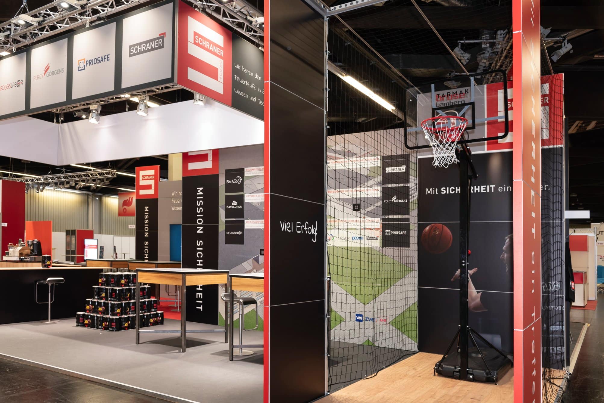 Schraner Group Messestand auf der FeuerTrutz in Nürnberg mit Basketballkorb und Mission-Sicherheit-Slogan.