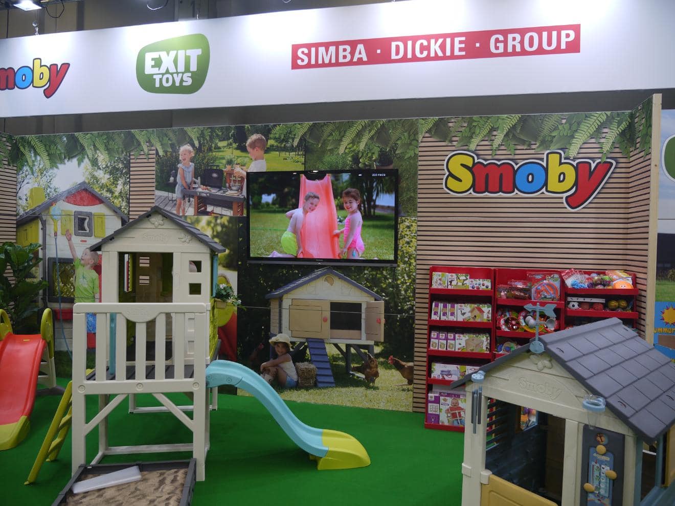 Messestand der Simba Dickie Group mit Smoby Spielhäusern, Rutschen und EXIT Toys auf der spoga+gafa Messe in Köln.