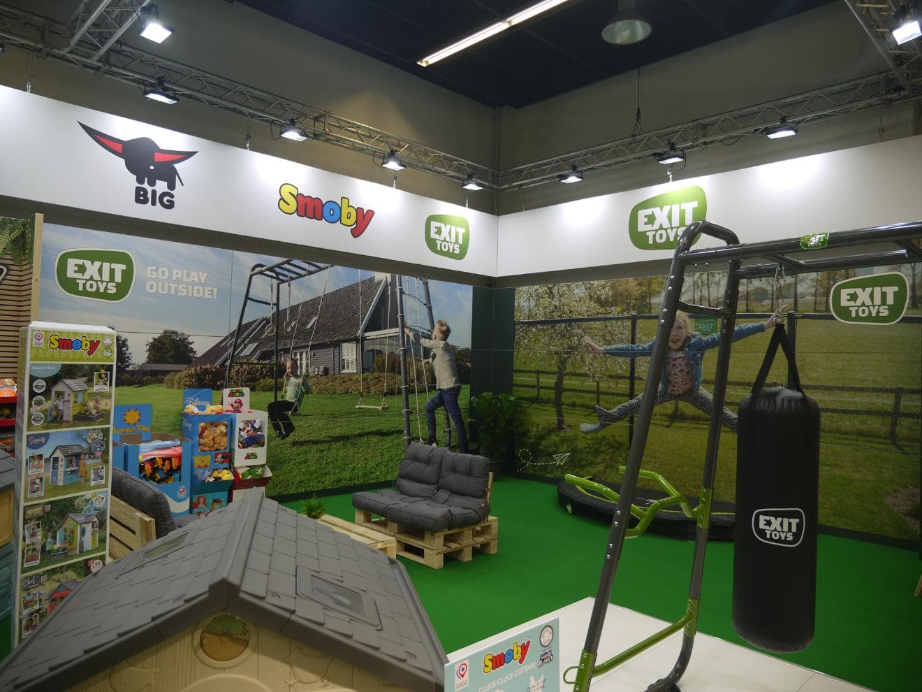 EXIT Toys Spielplatz mit Schaukel und Boxsack, präsentiert auf der spoga+gafa 2023 in Köln.