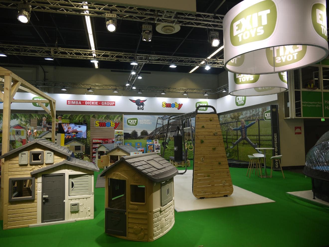 EXIT Toys Spielhäuser und Kletterwand auf dem Messestand bei der spoga+gafa 2023 in Köln.