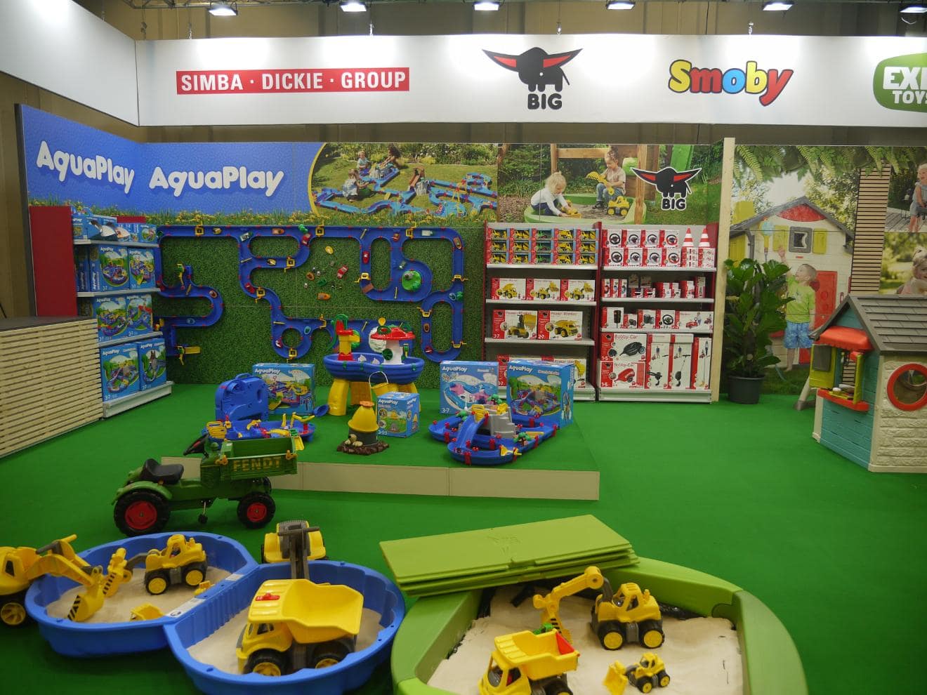 AquaPlay Wasserspielsystem und BIG Kinderfahrzeuge auf dem Messestand der Simba Dickie Group in Köln.