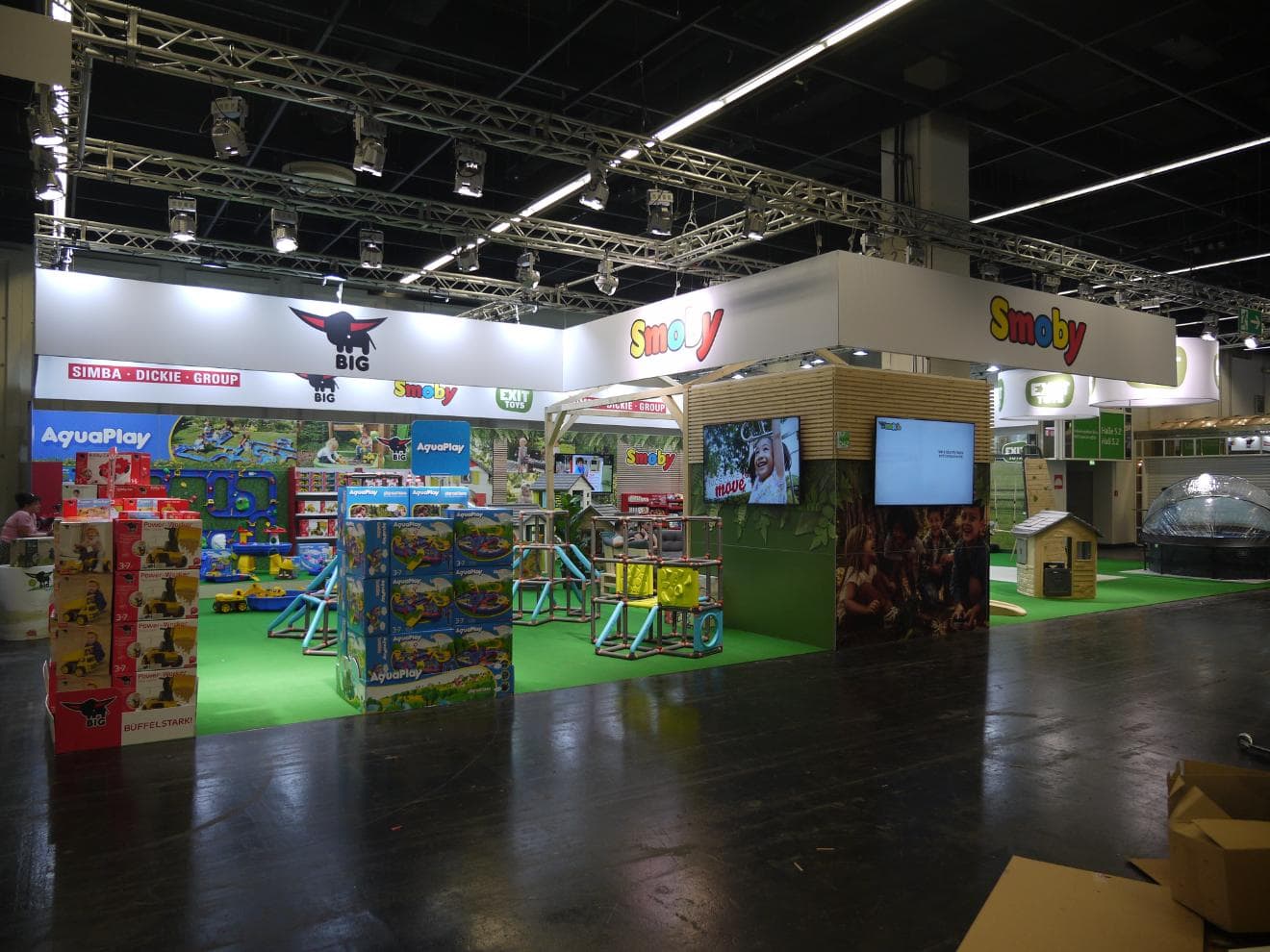 Gesamtansicht des Messestandes von Smoby, EXIT Toys und BIG auf der spoga+gafa 2023 in Köln.