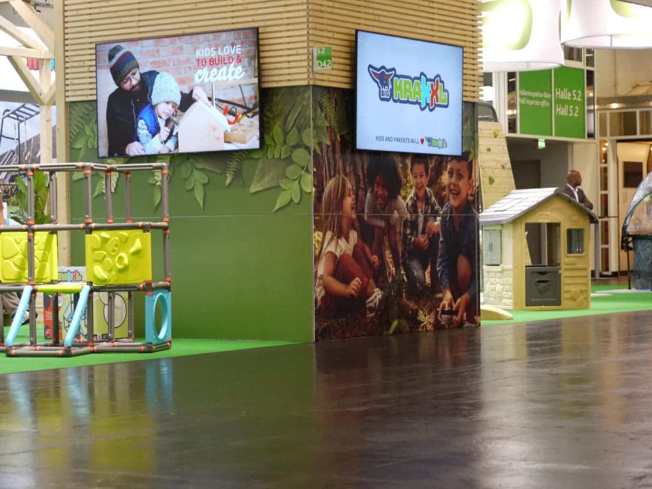 Präsentation der Marke BIG Kraxxl mit Spielmodulen und Bildschirmen am Messestand auf der spoga+gafa 2023 in Köln.